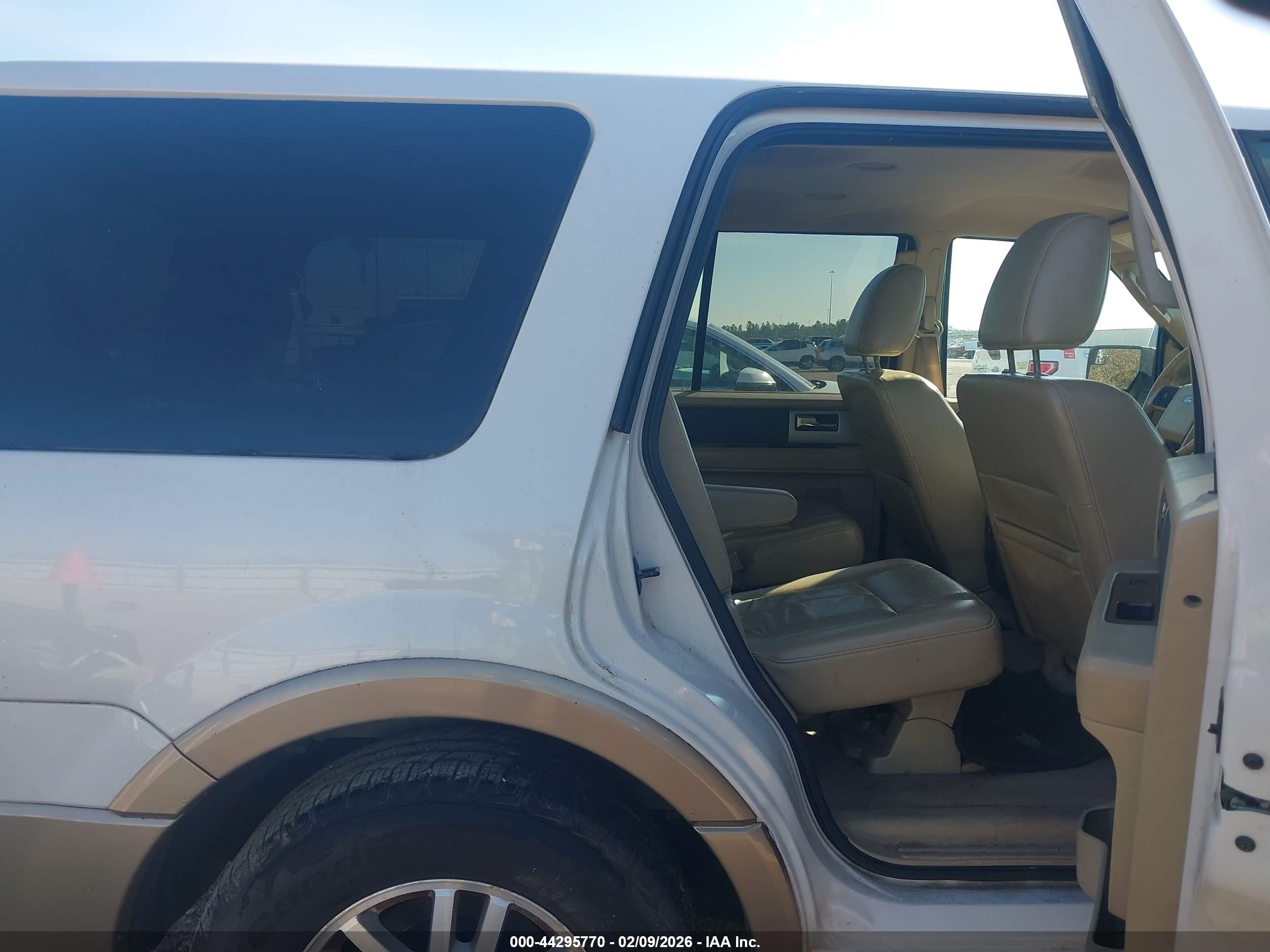 FORD EXPEDITION image 8