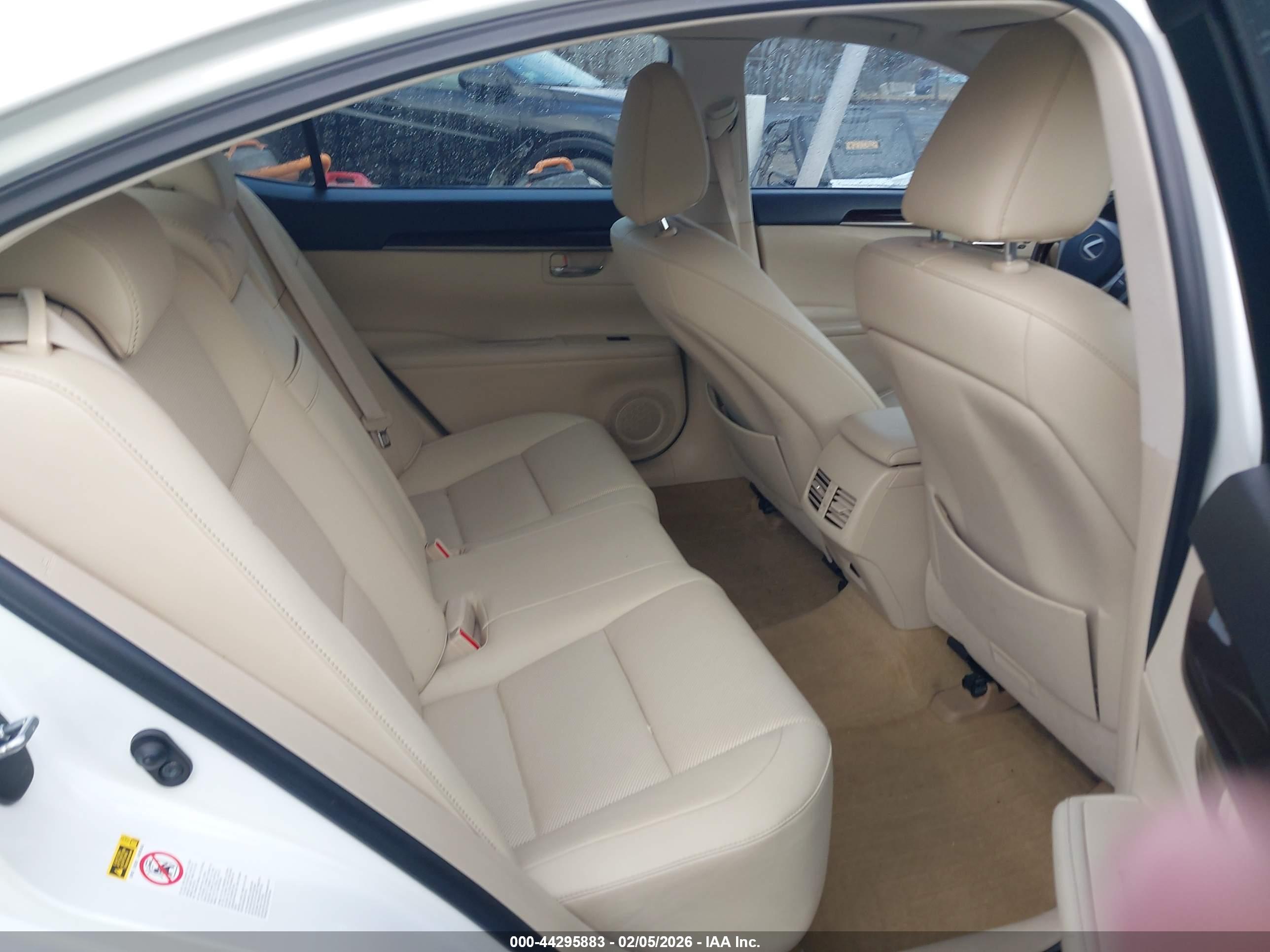 LEXUS ES image 8