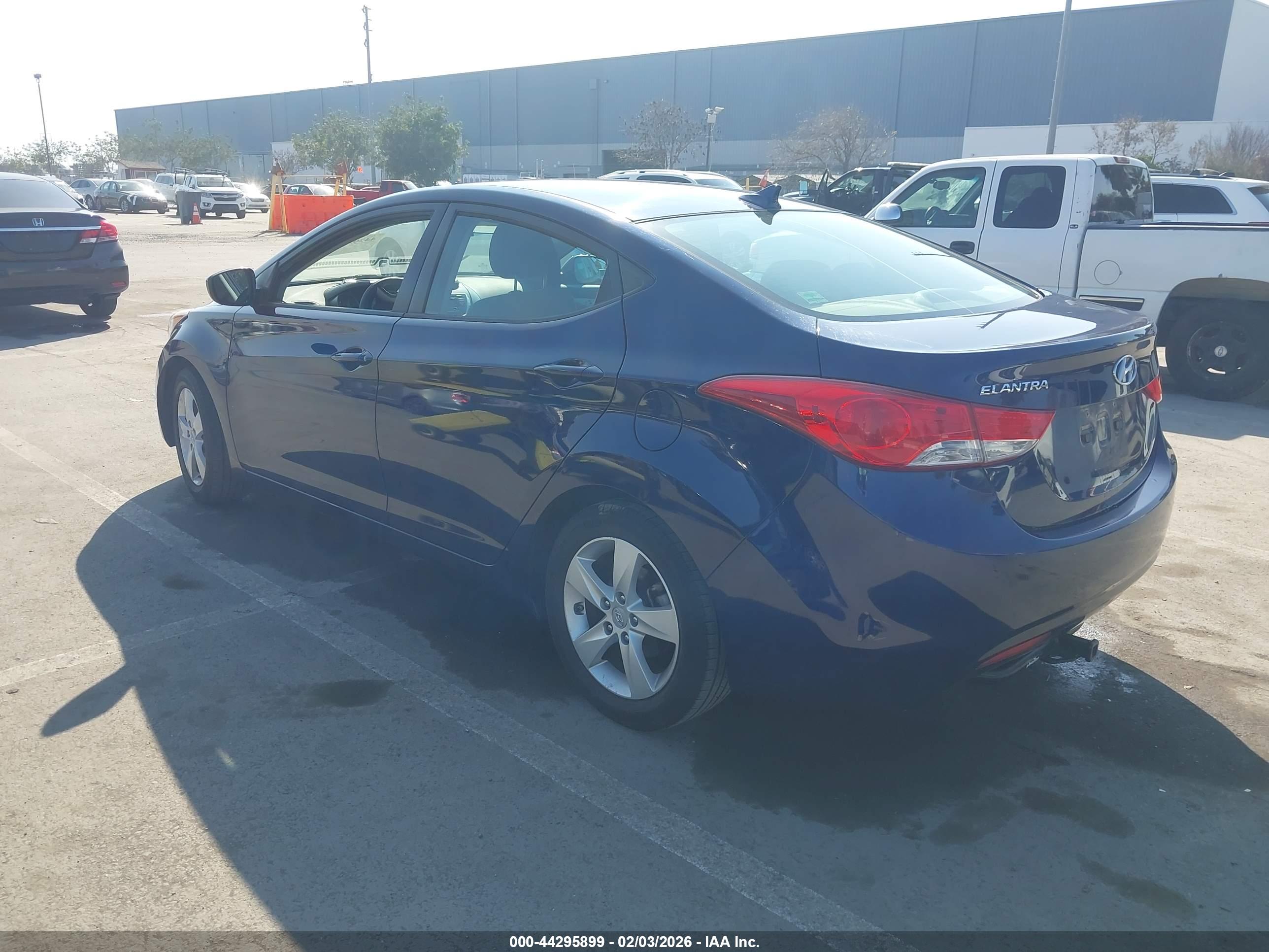 HYUNDAI ELANTRA image 3