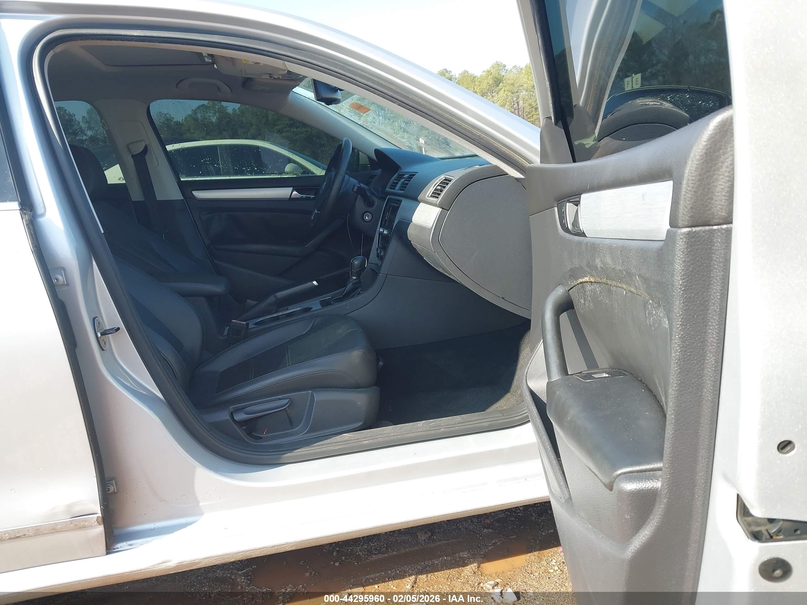 VOLKSWAGEN PASSAT image 5