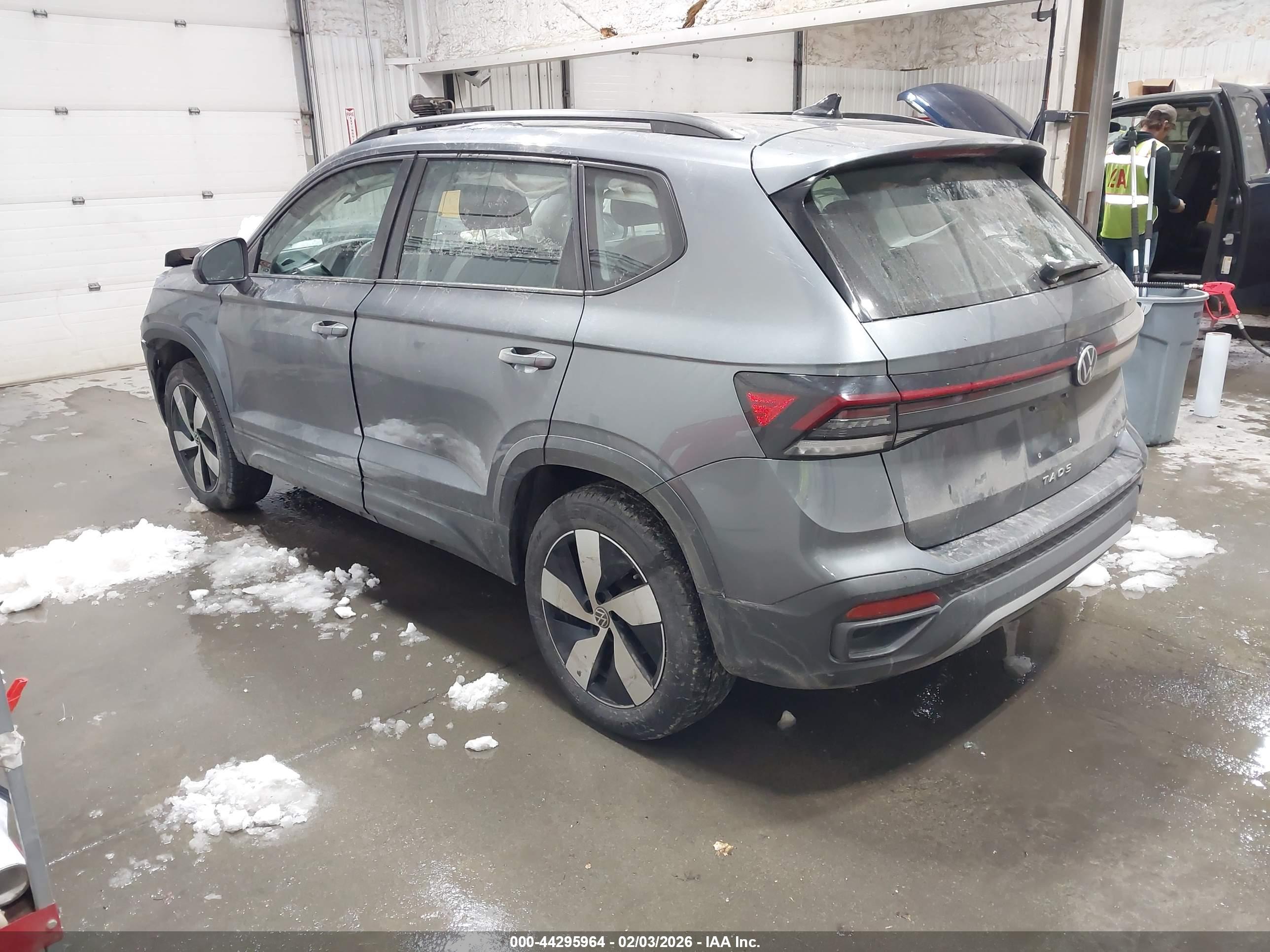 VOLKSWAGEN TAOS image 3