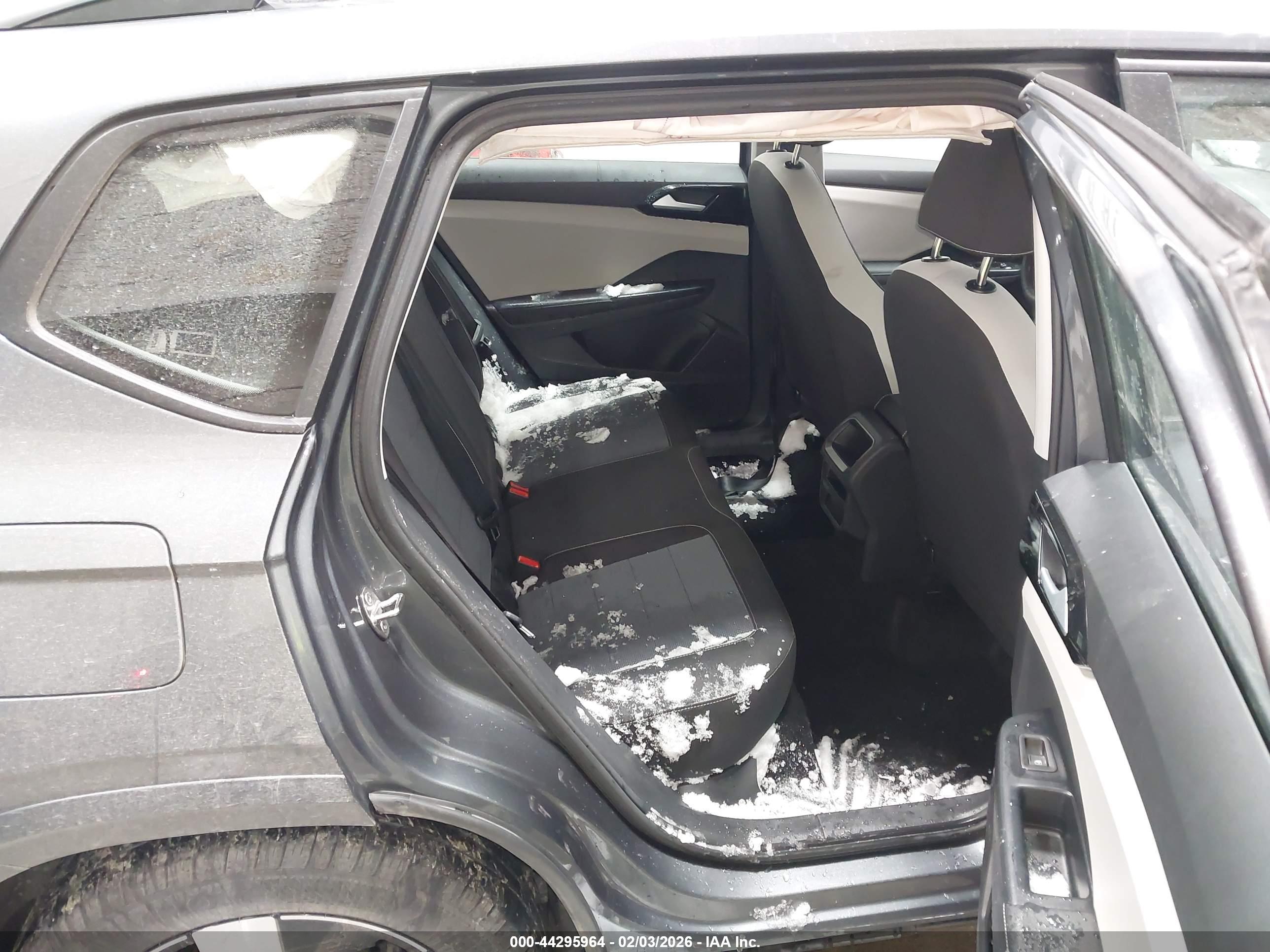 VOLKSWAGEN TAOS image 8