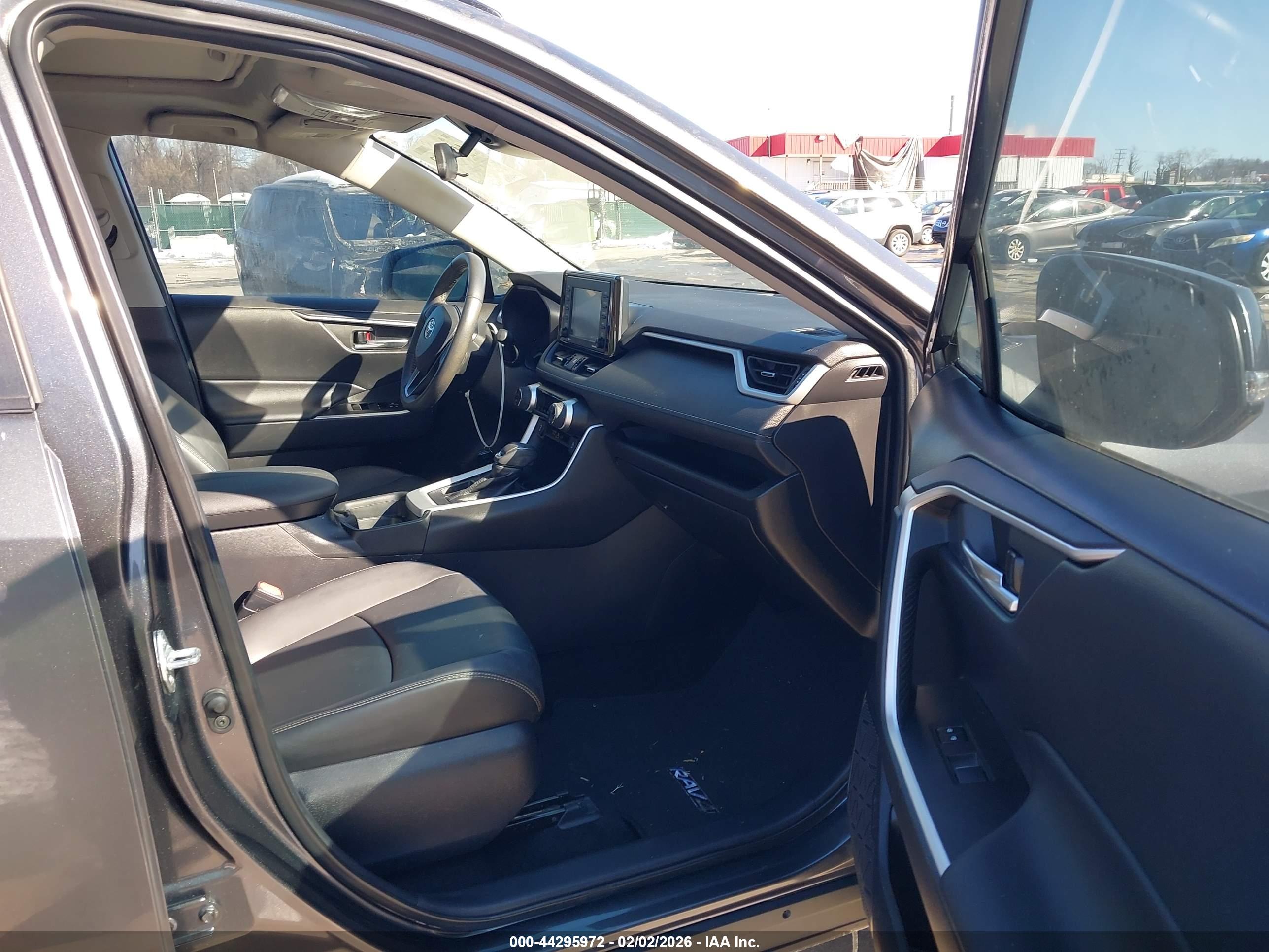 TOYOTA RAV4 image 5