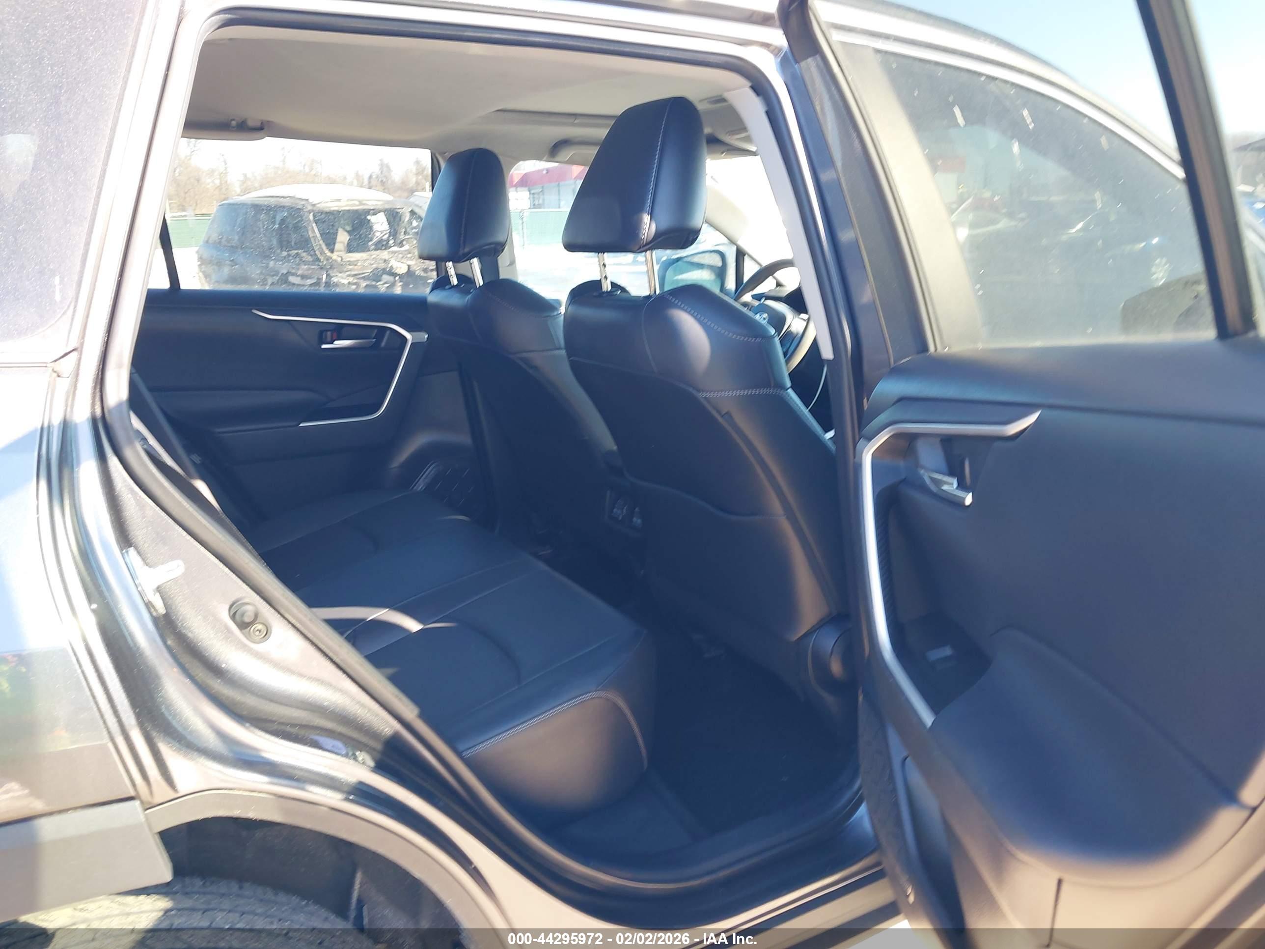 TOYOTA RAV4 image 8