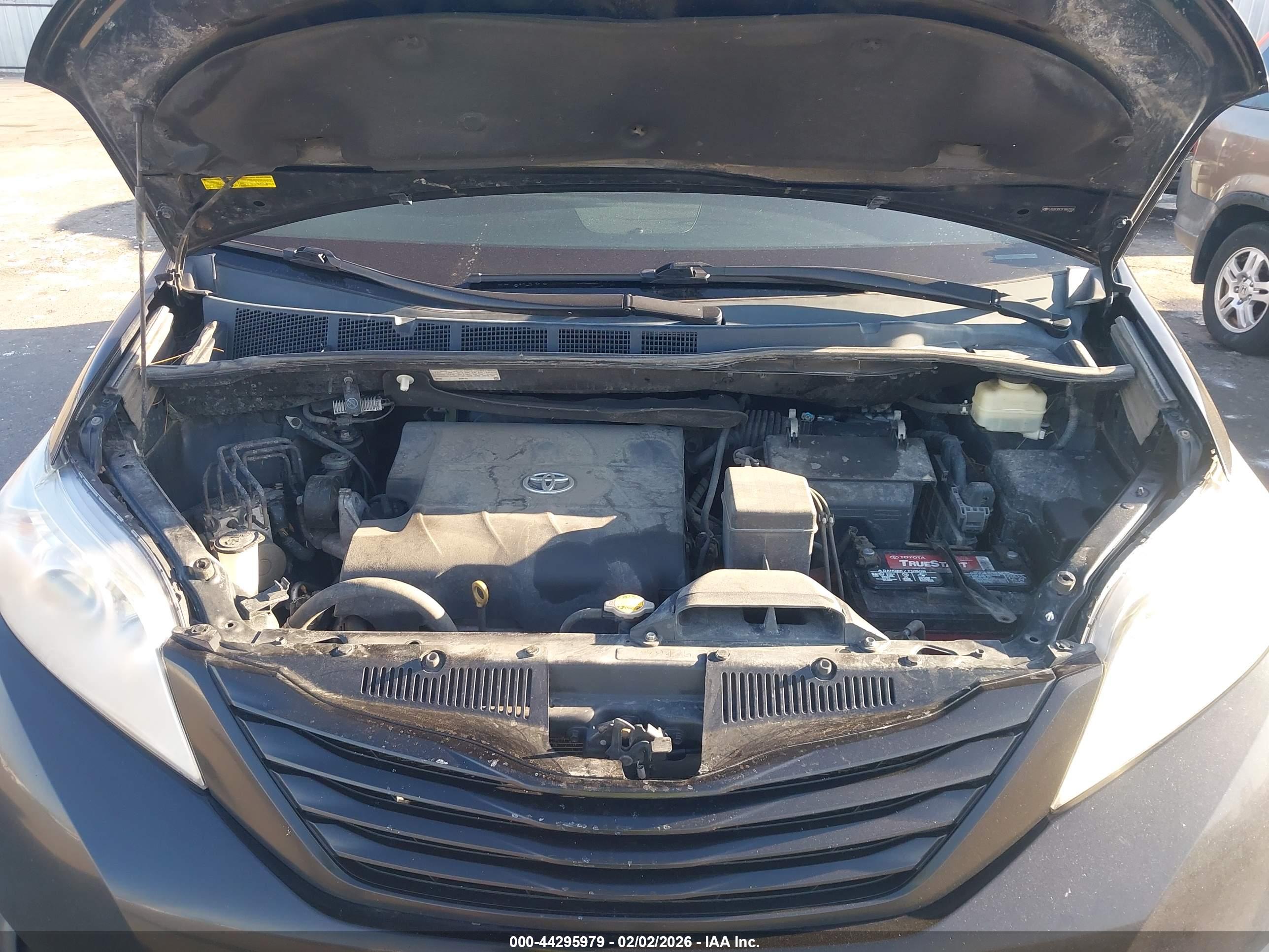 TOYOTA SIENNA image 10