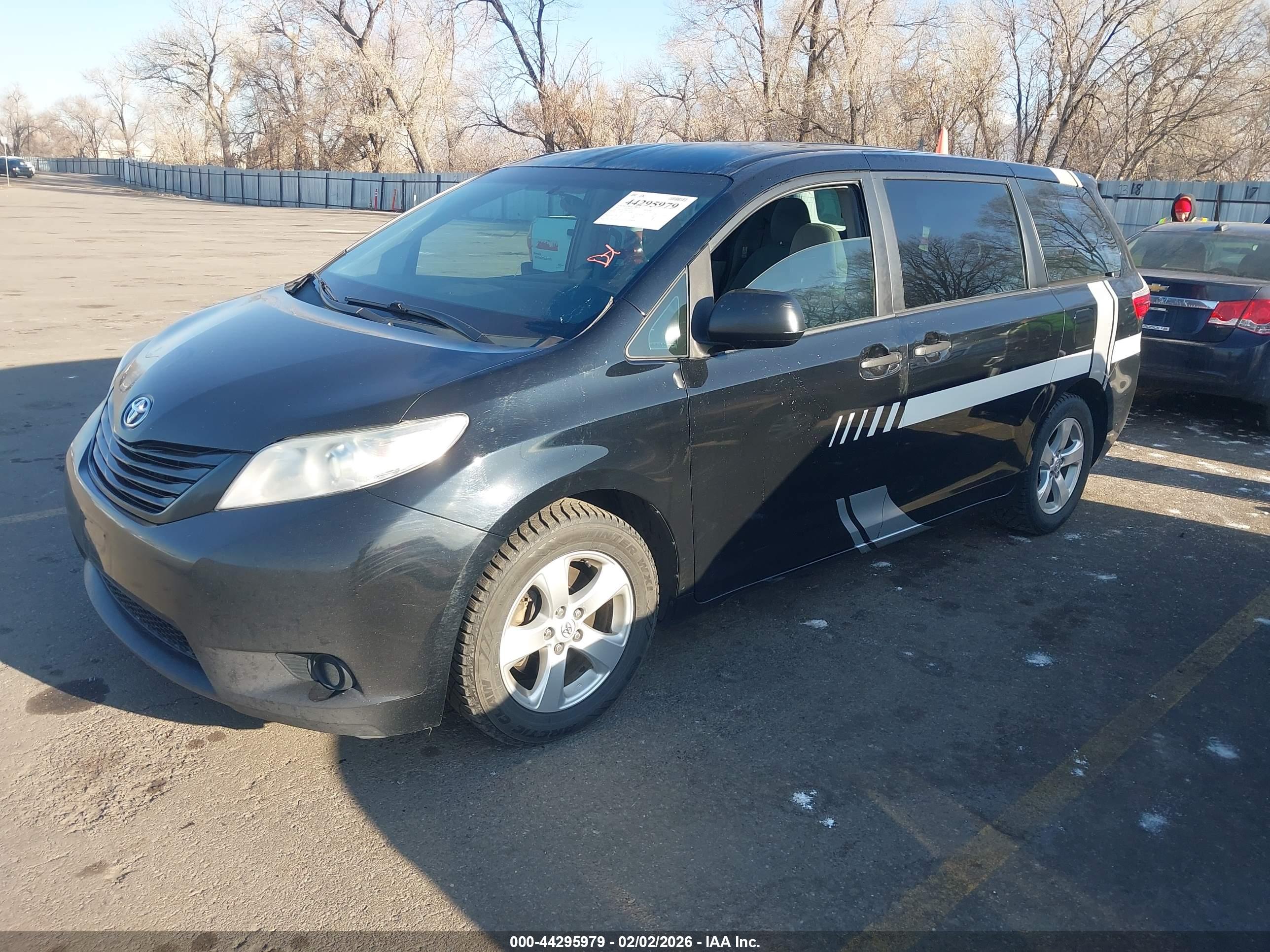 TOYOTA SIENNA image 2