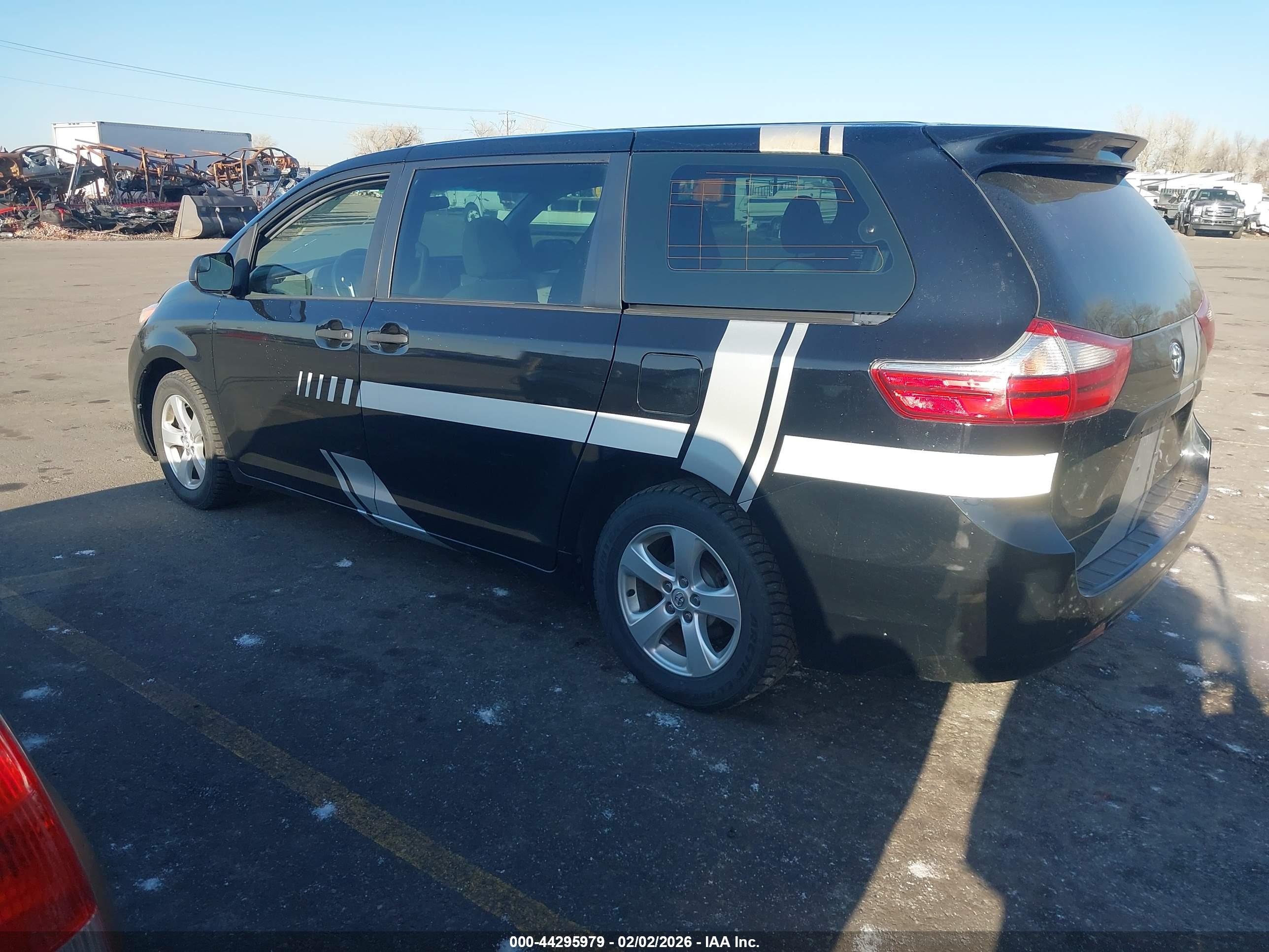 TOYOTA SIENNA image 3