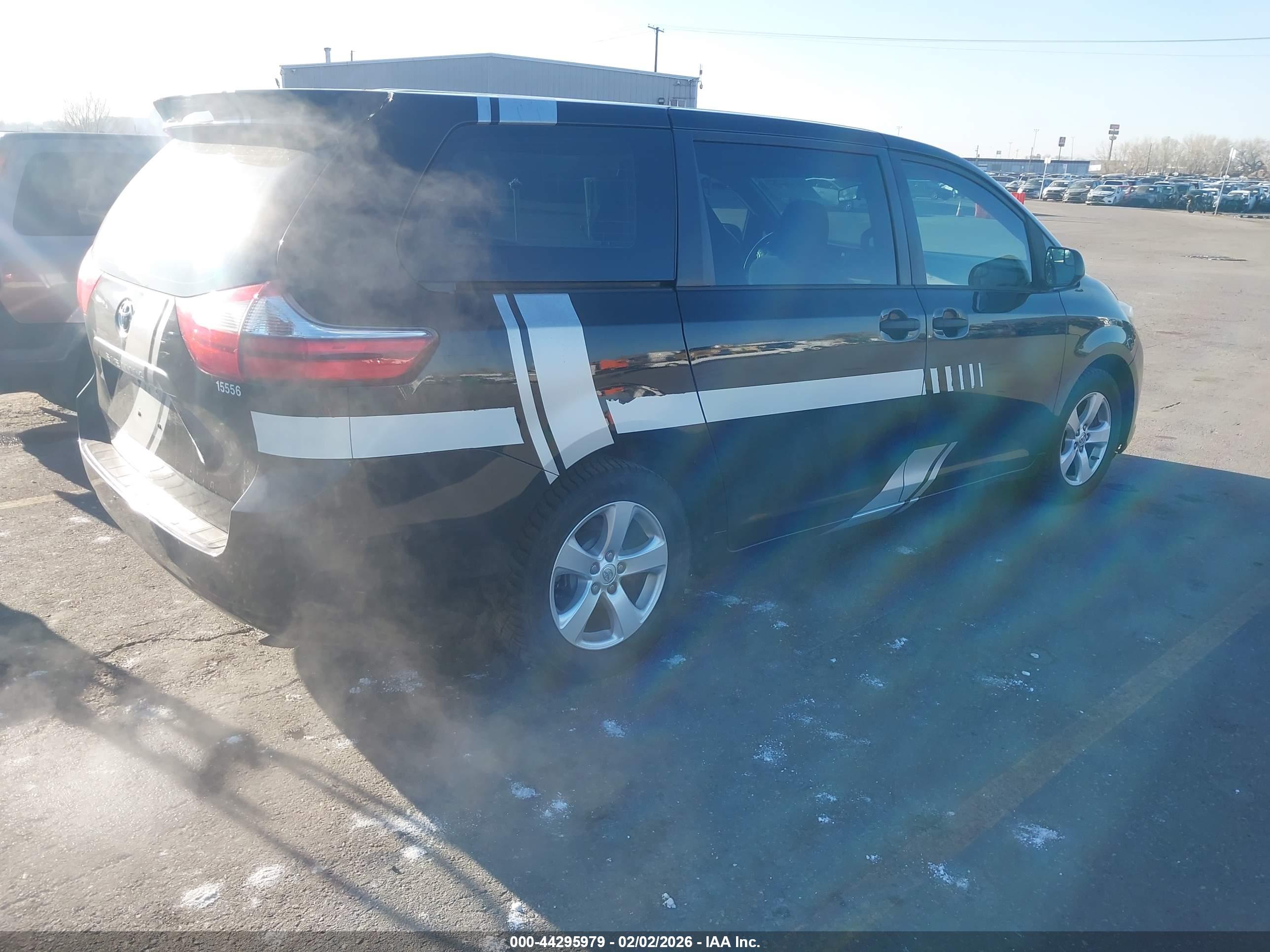 TOYOTA SIENNA image 4
