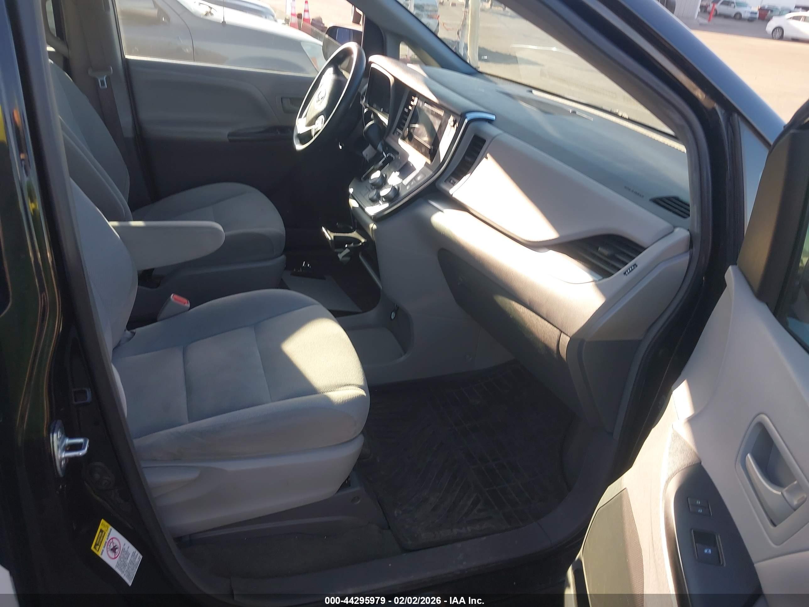 TOYOTA SIENNA image 5