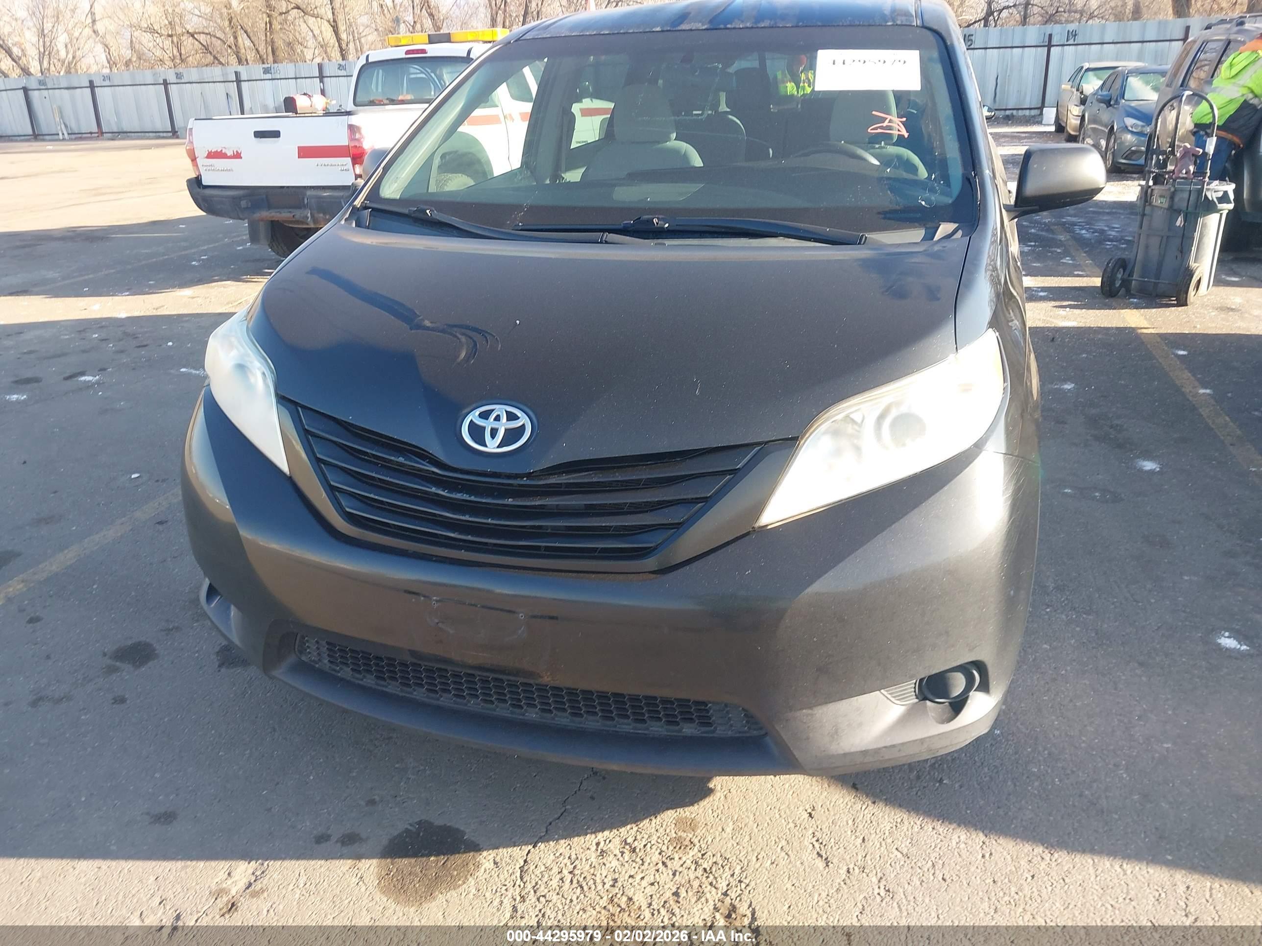 TOYOTA SIENNA image 6