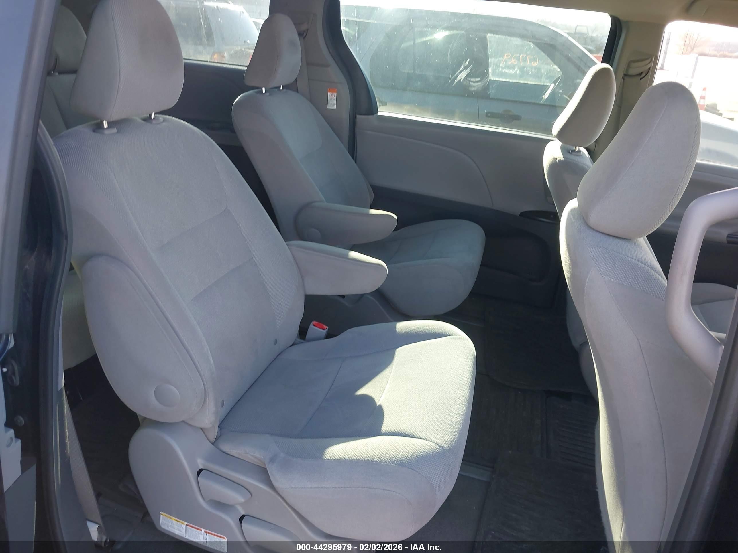 TOYOTA SIENNA image 8