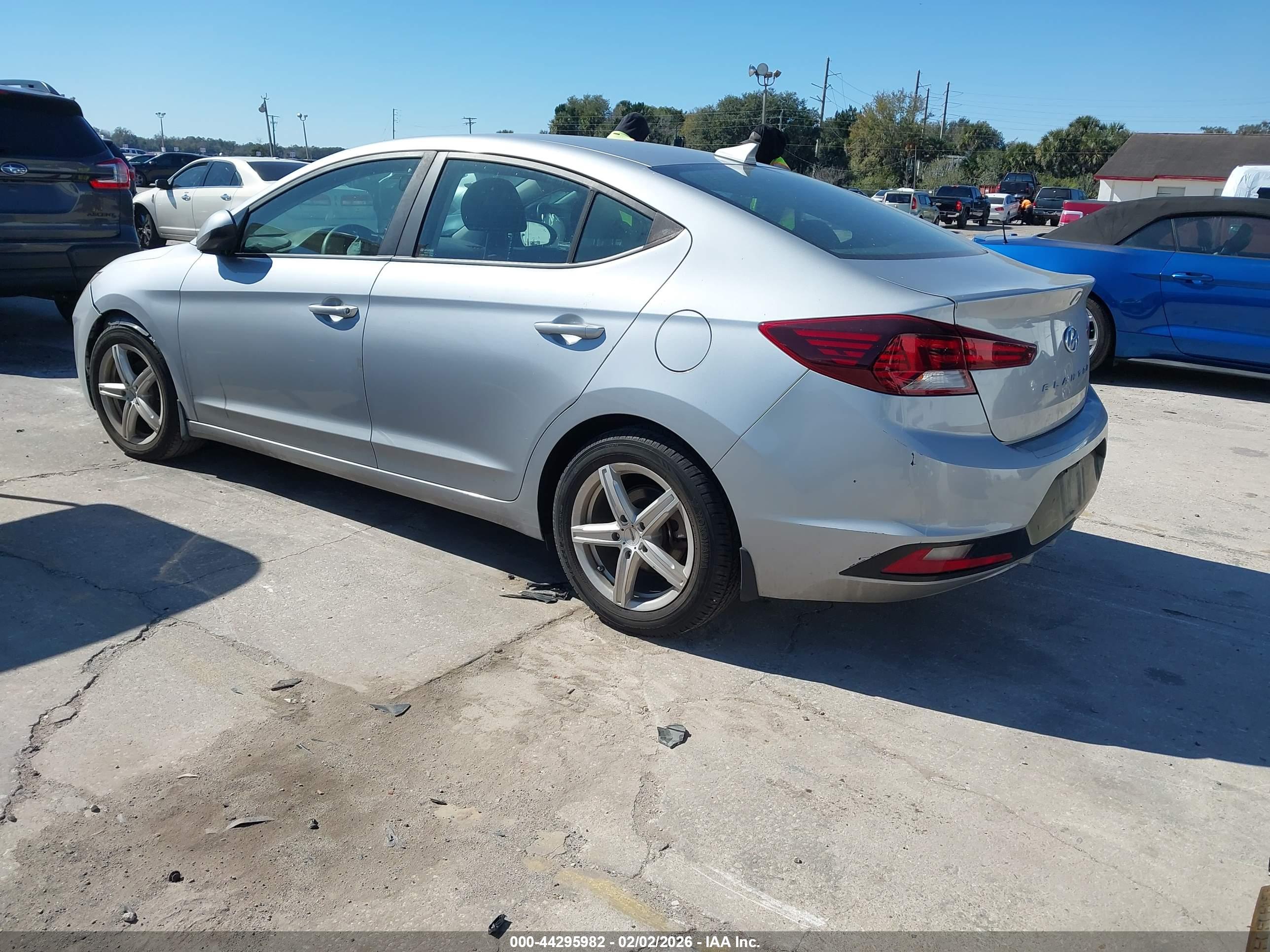 HYUNDAI ELANTRA image 3