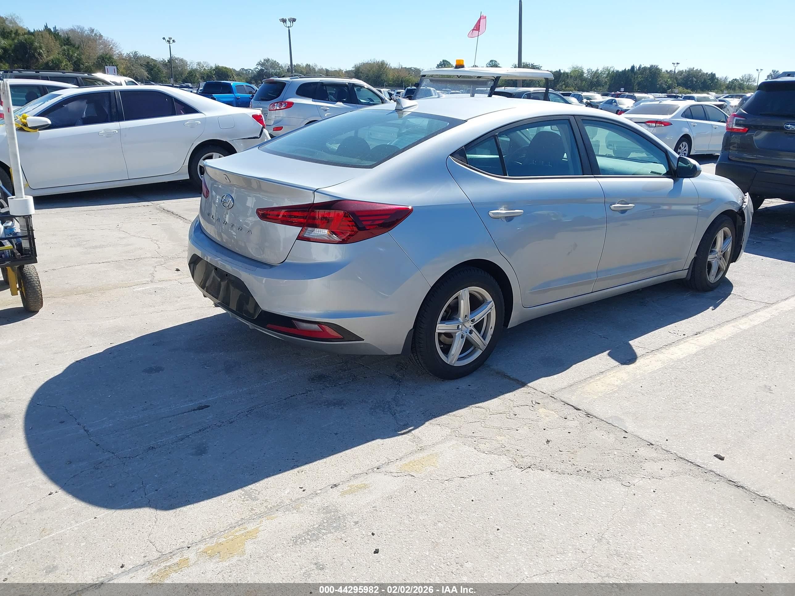 HYUNDAI ELANTRA image 4