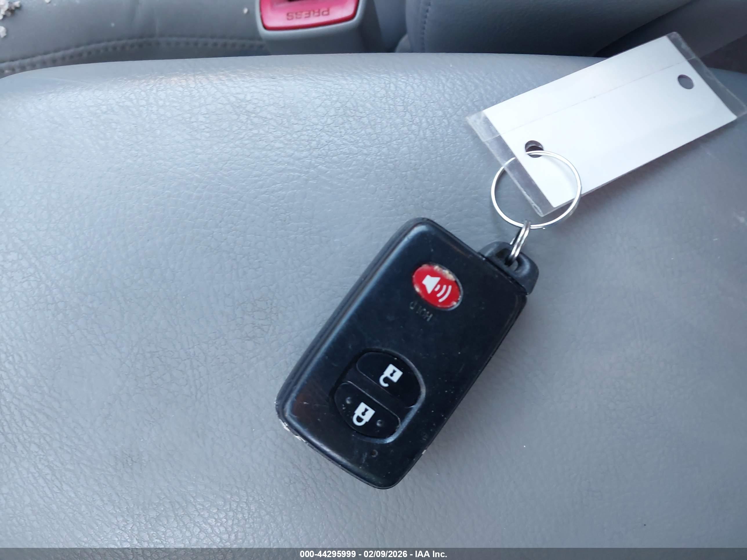 TOYOTA RAV4 image 11