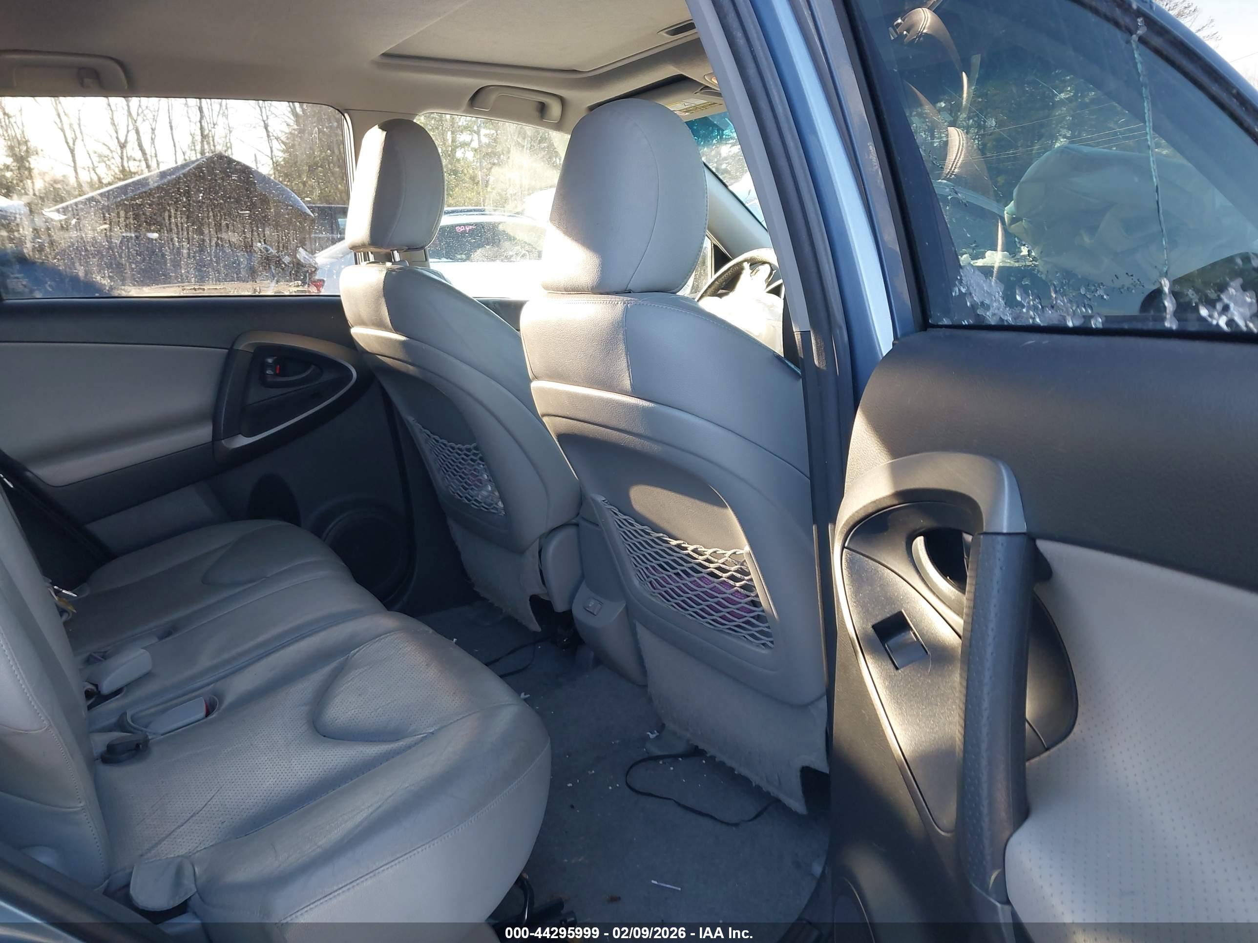 TOYOTA RAV4 image 8