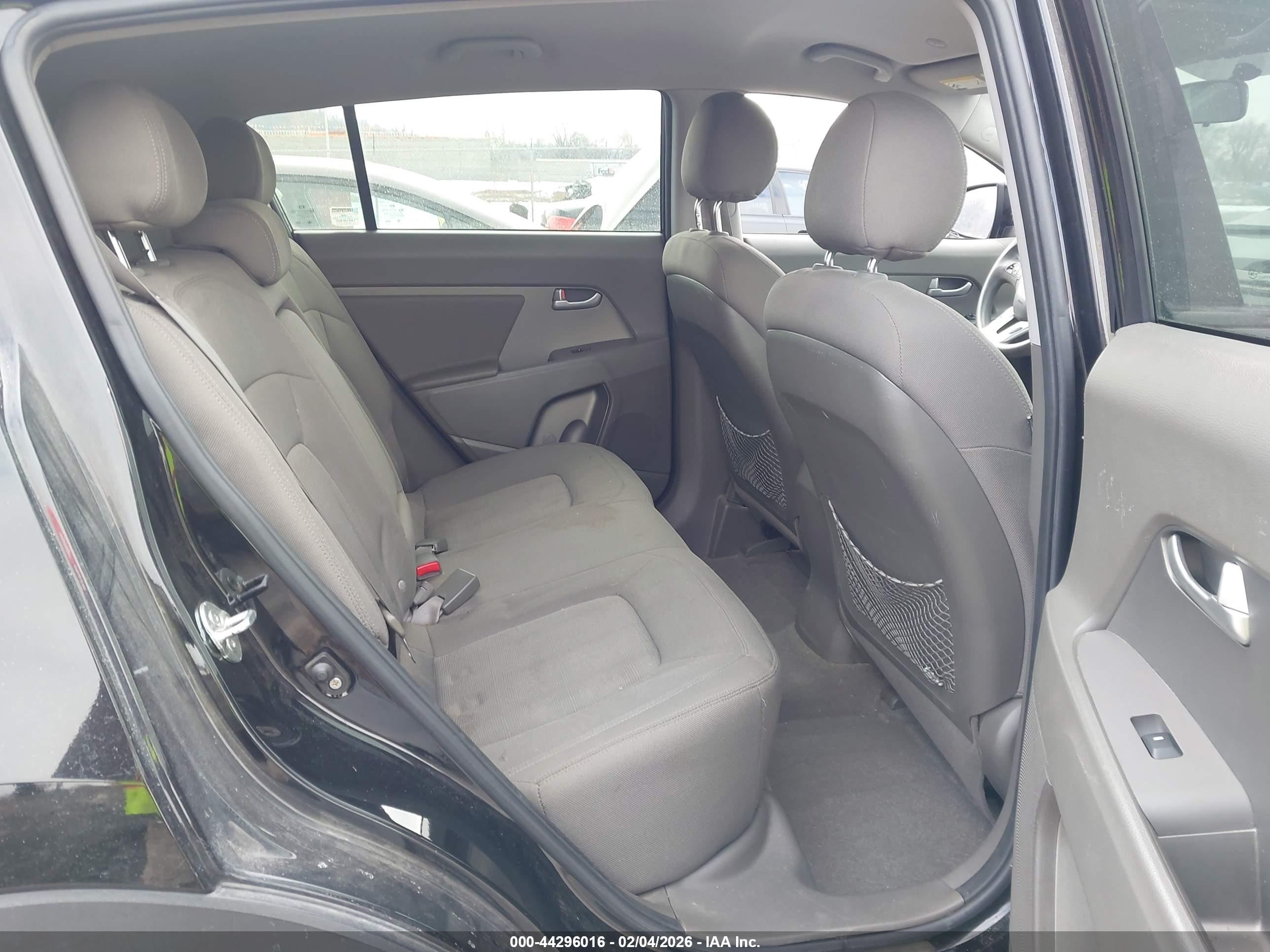KIA SPORTAGE image 8