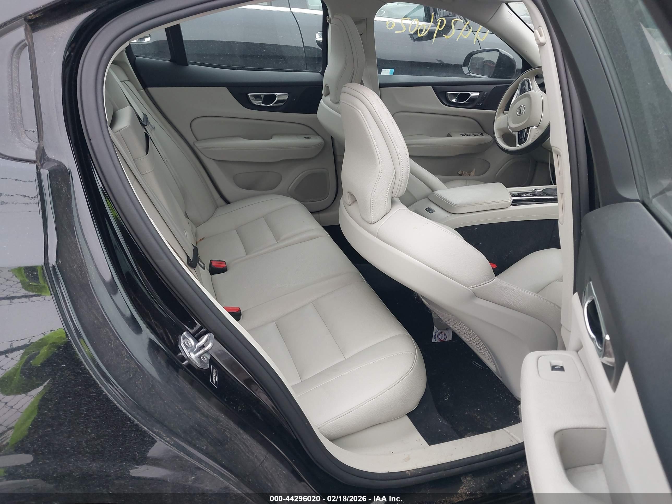 VOLVO S60 image 8