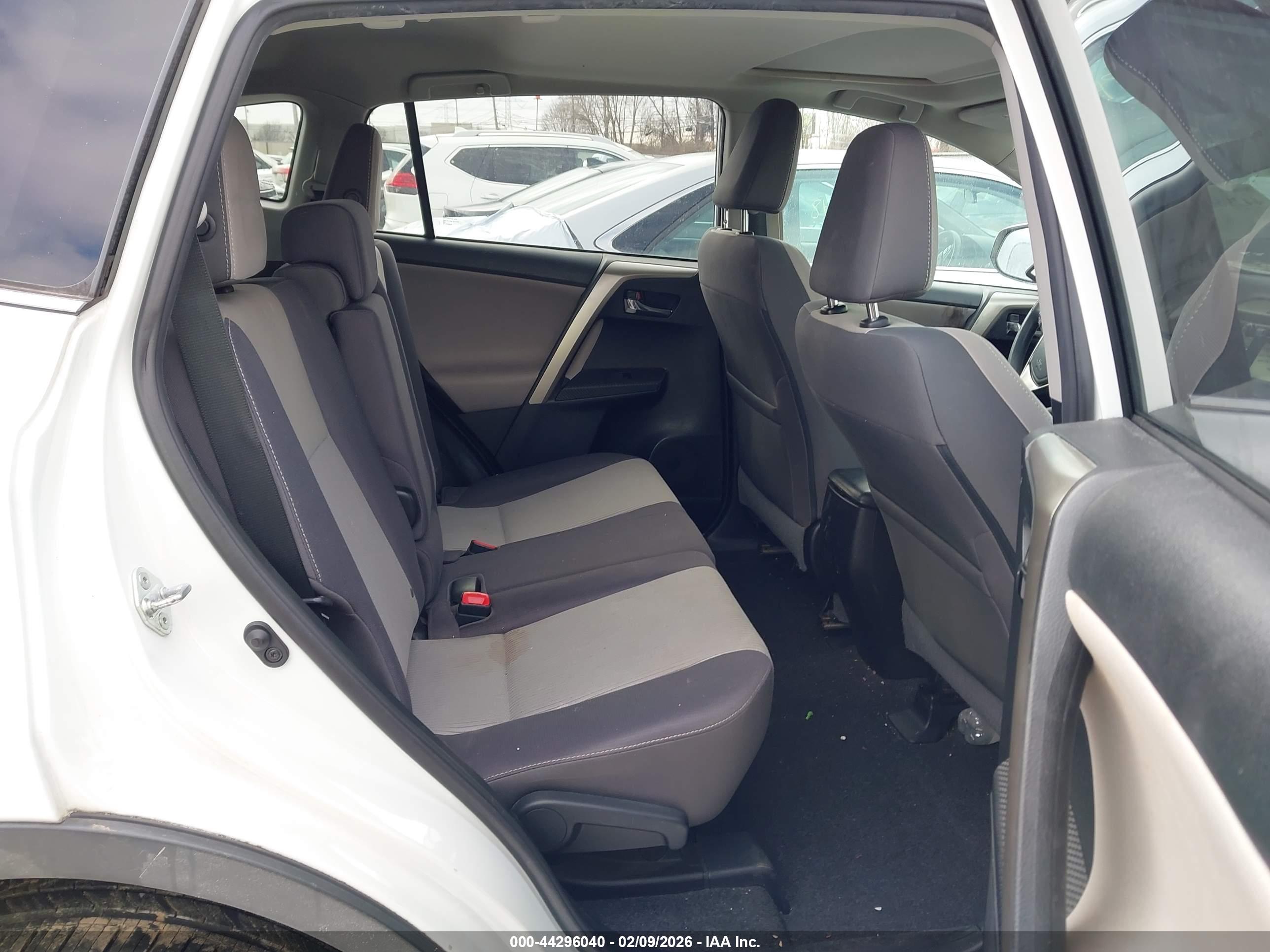 TOYOTA RAV4 image 8
