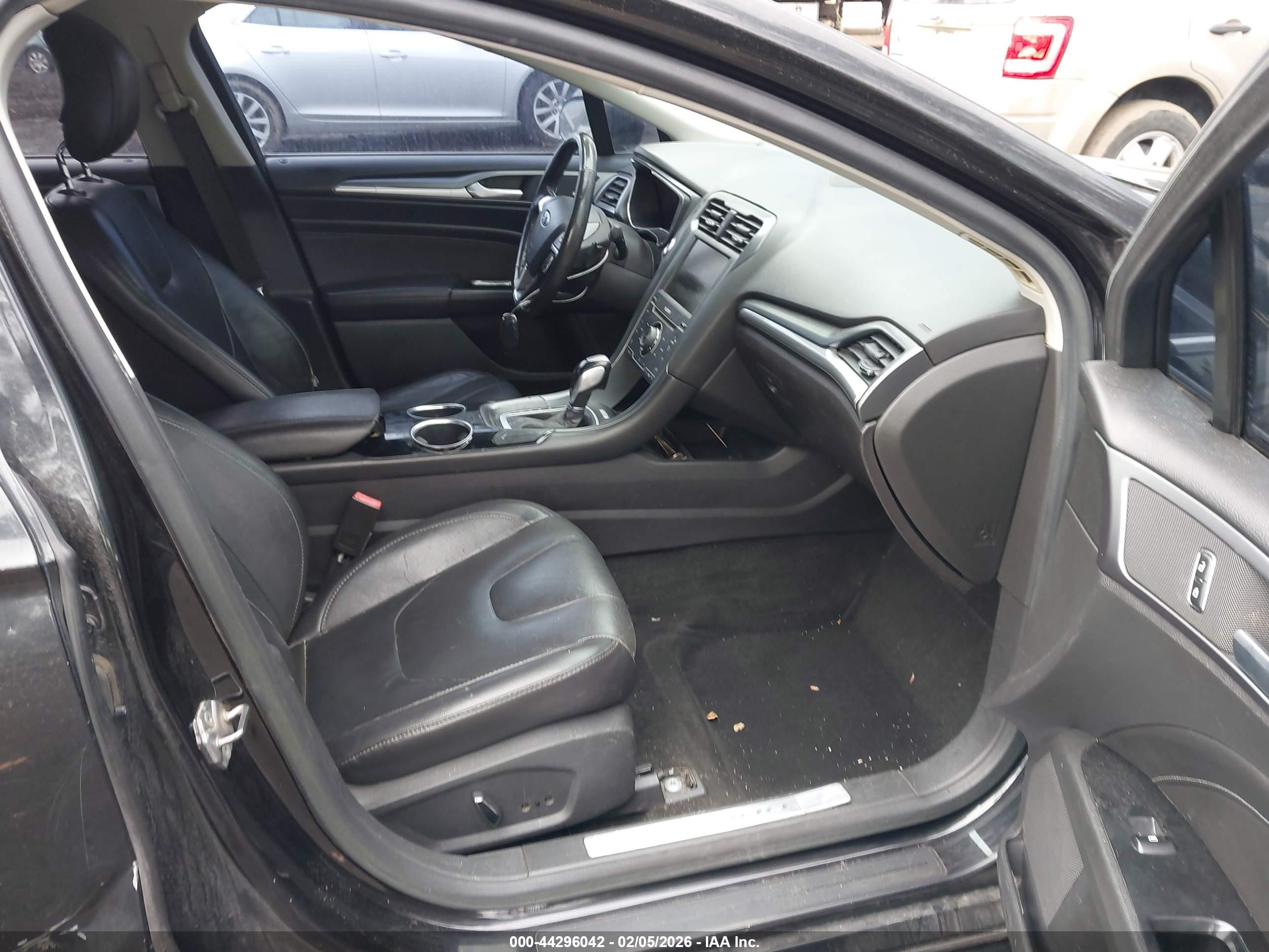 FORD FUSION image 5