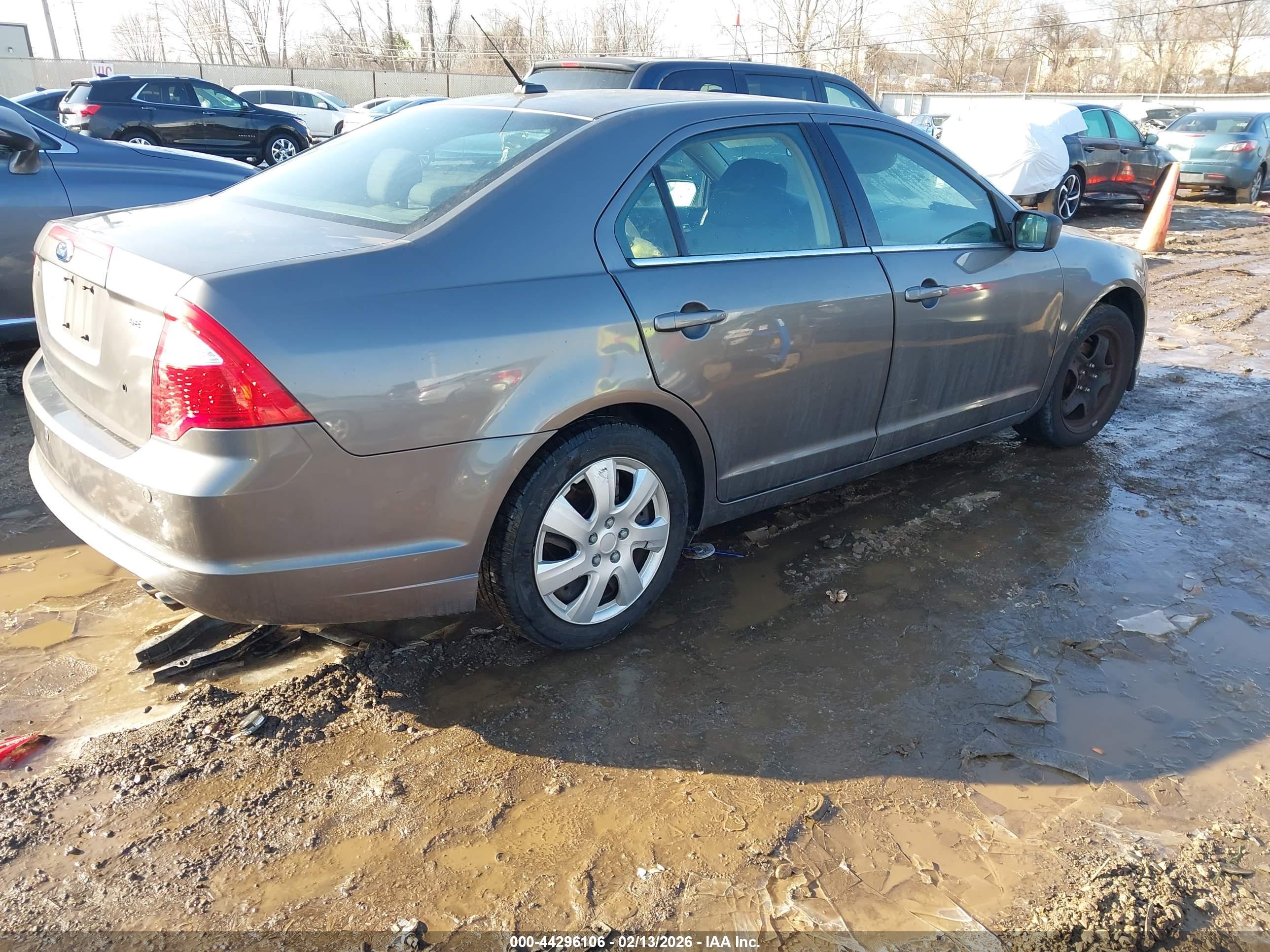 FORD FUSION image 4