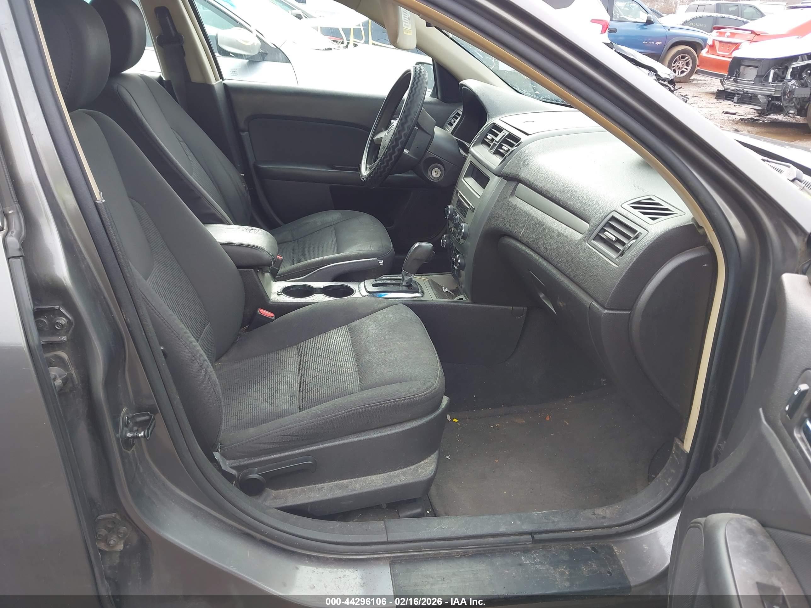 FORD FUSION image 5