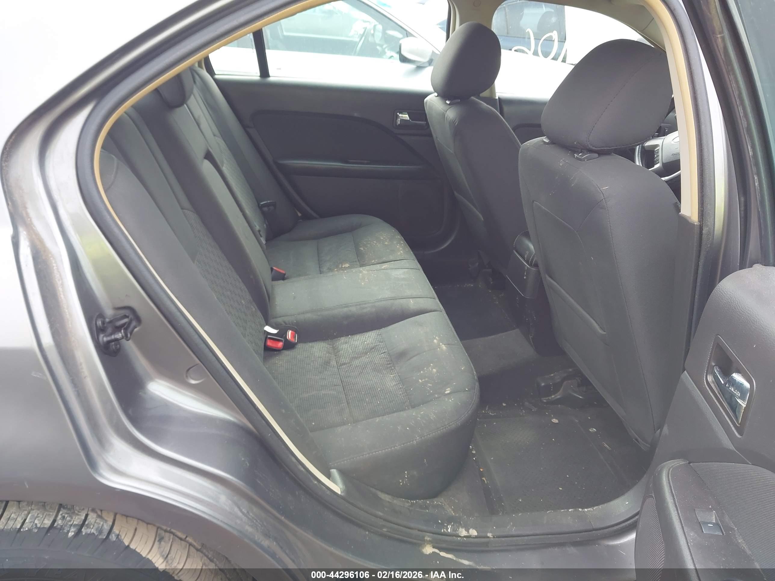 FORD FUSION image 8