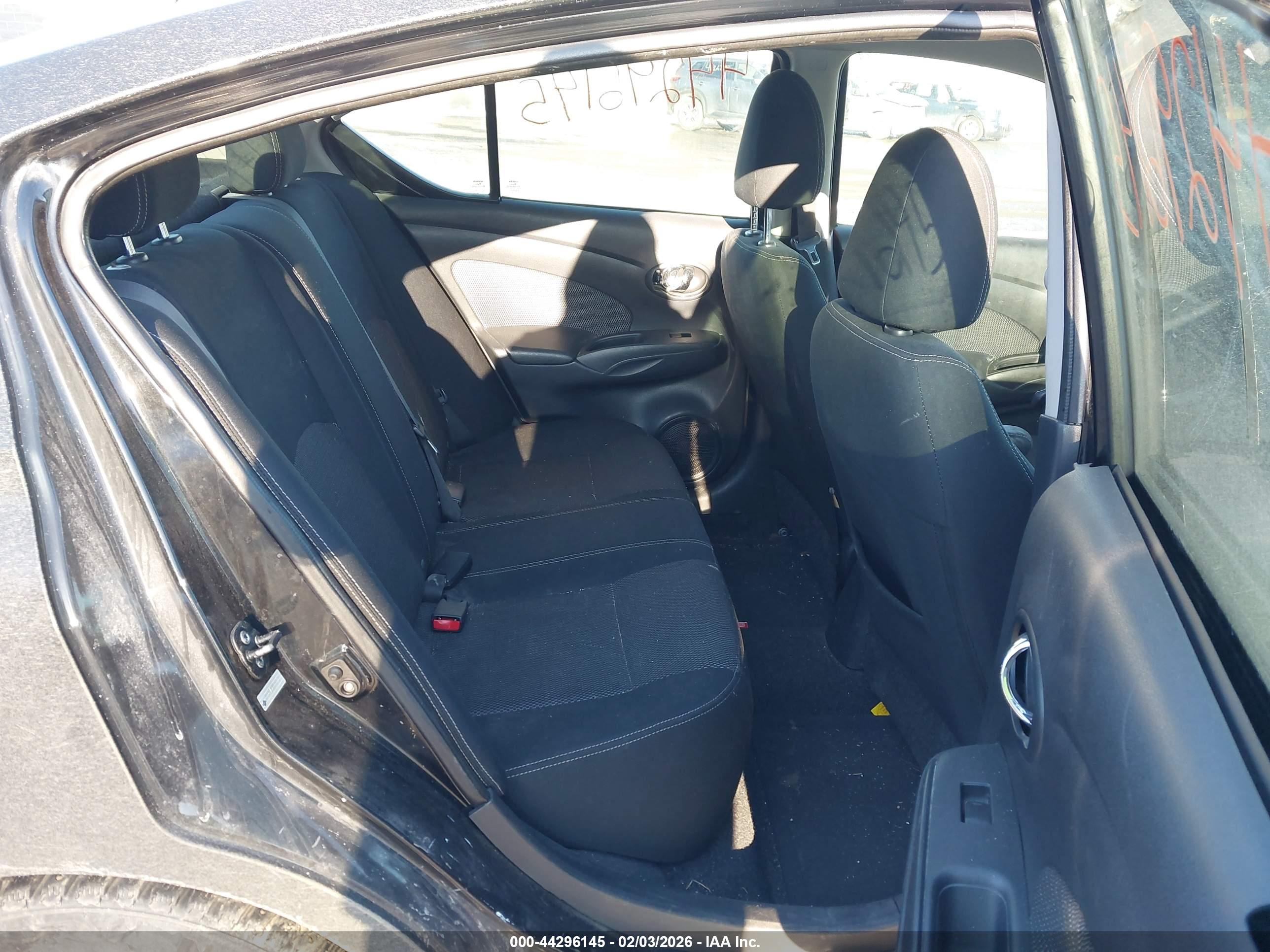 NISSAN VERSA image 8