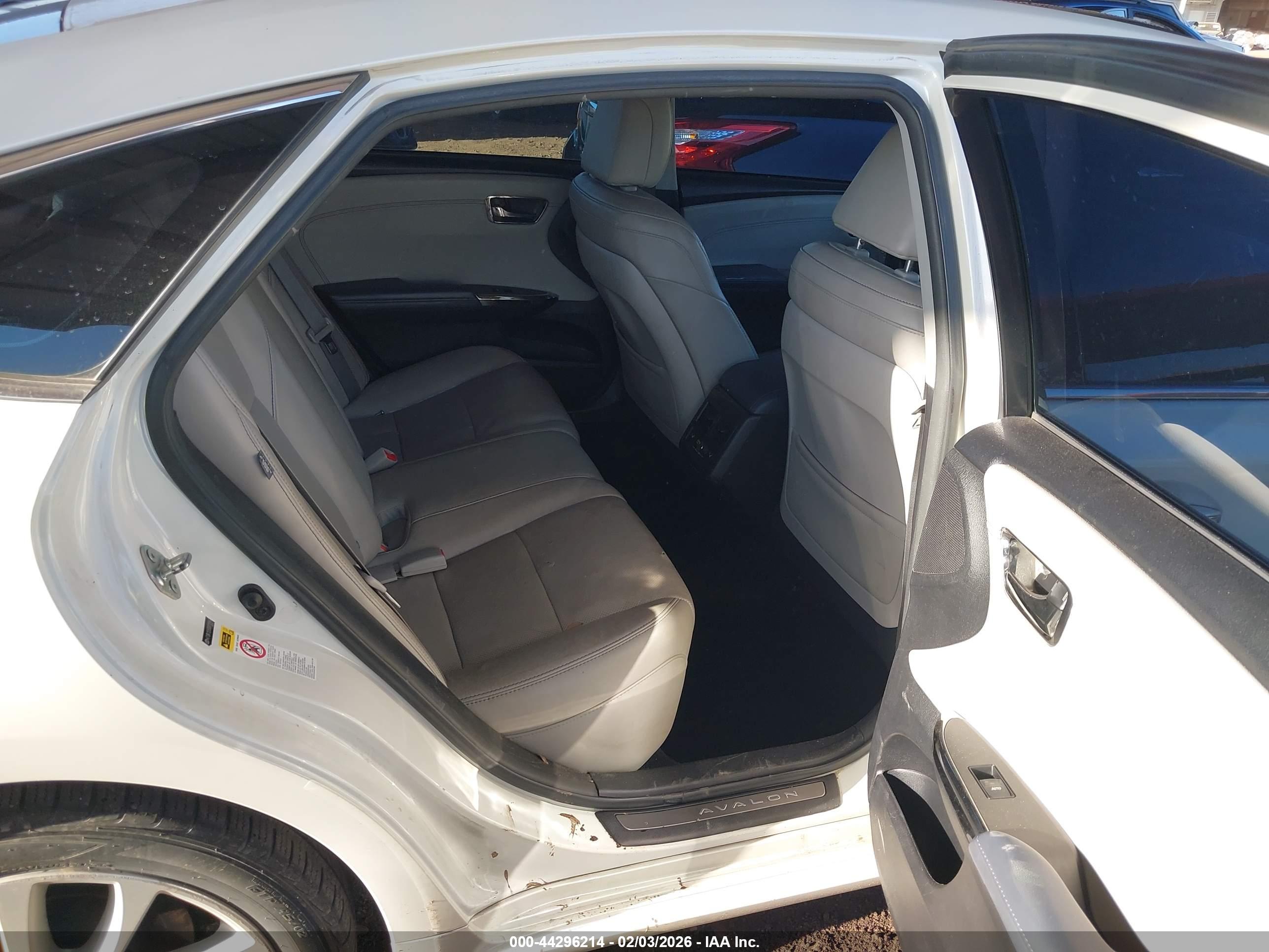 TOYOTA AVALON image 8