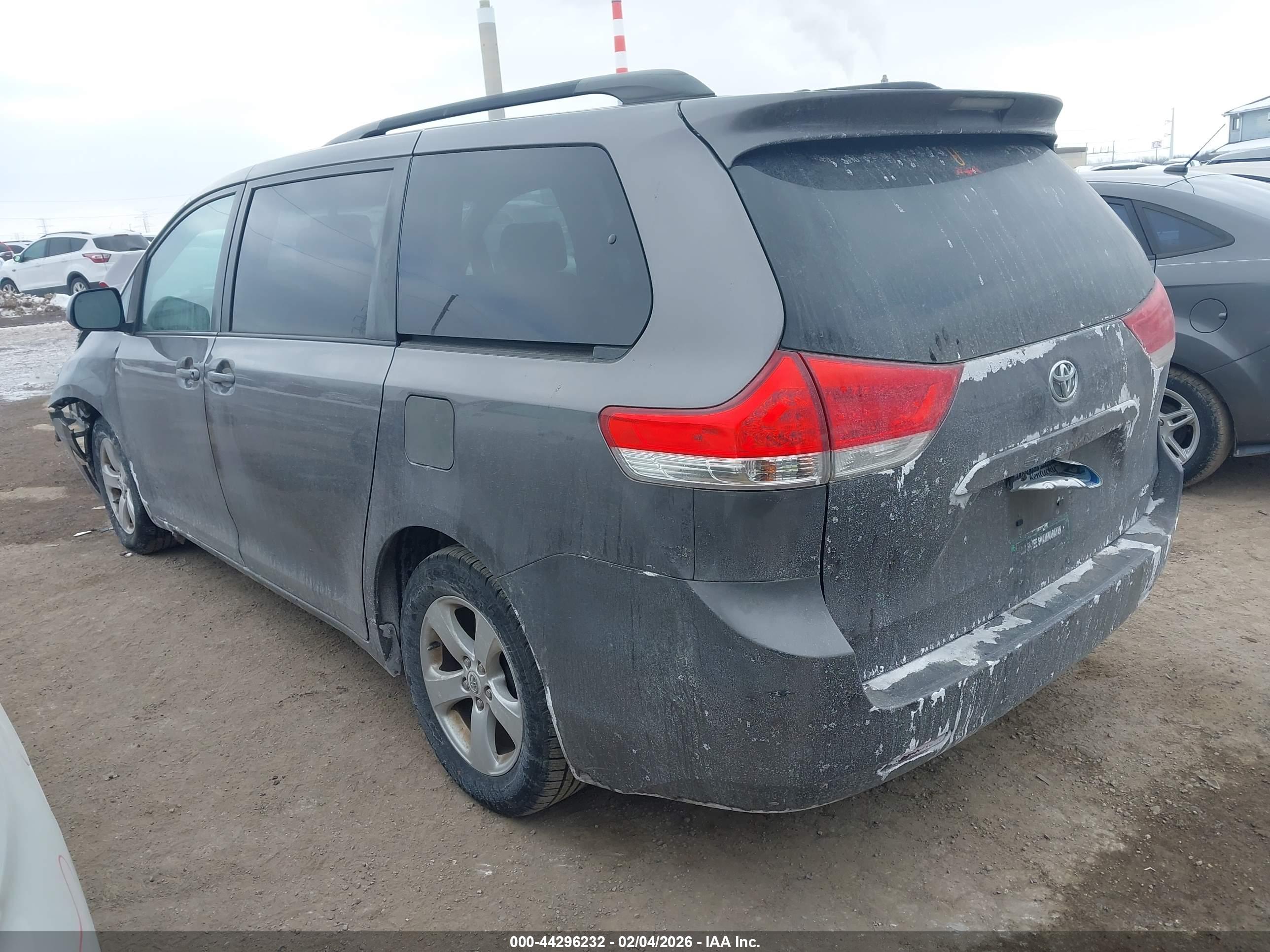 TOYOTA SIENNA image 3
