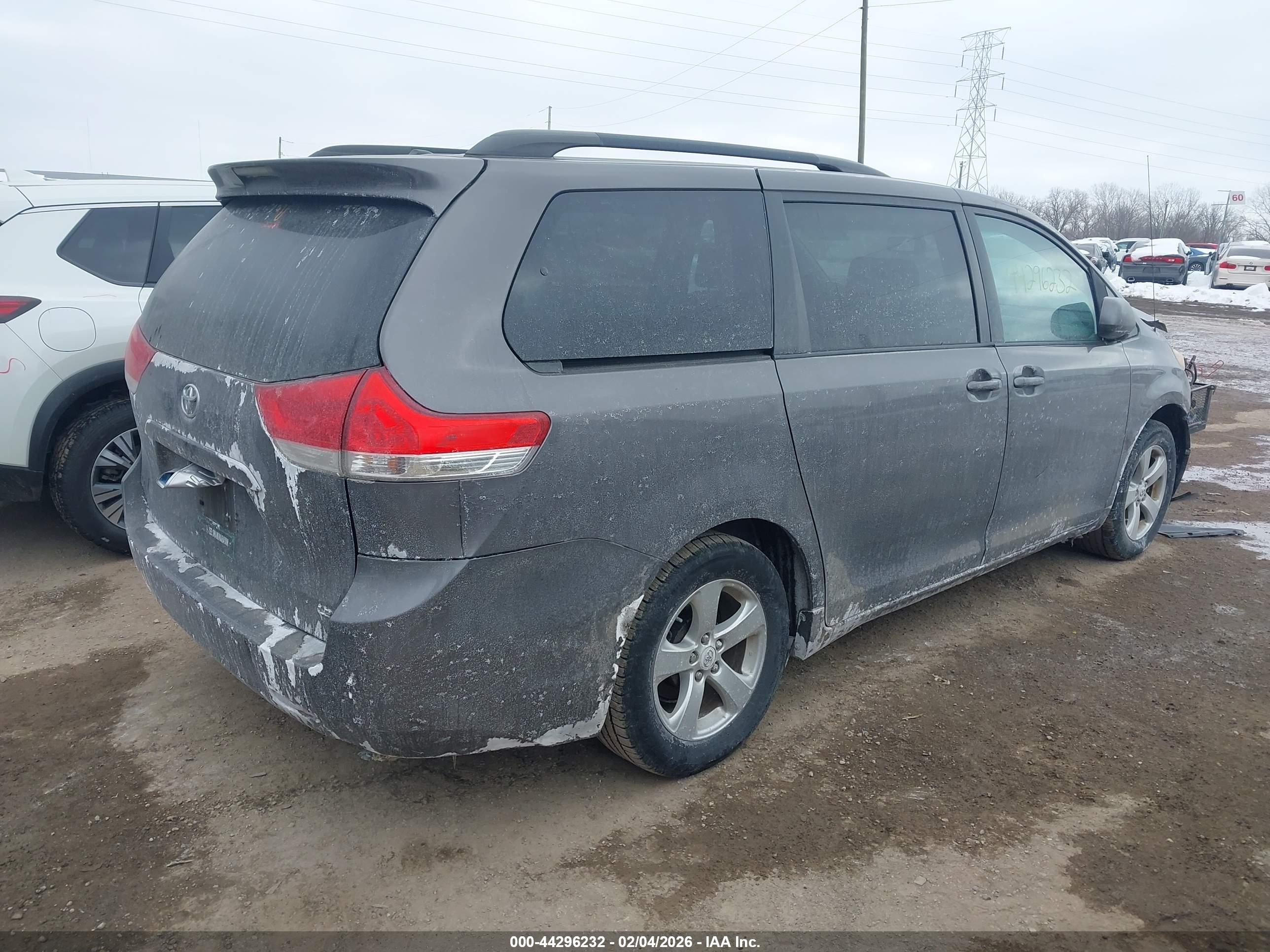 TOYOTA SIENNA image 4