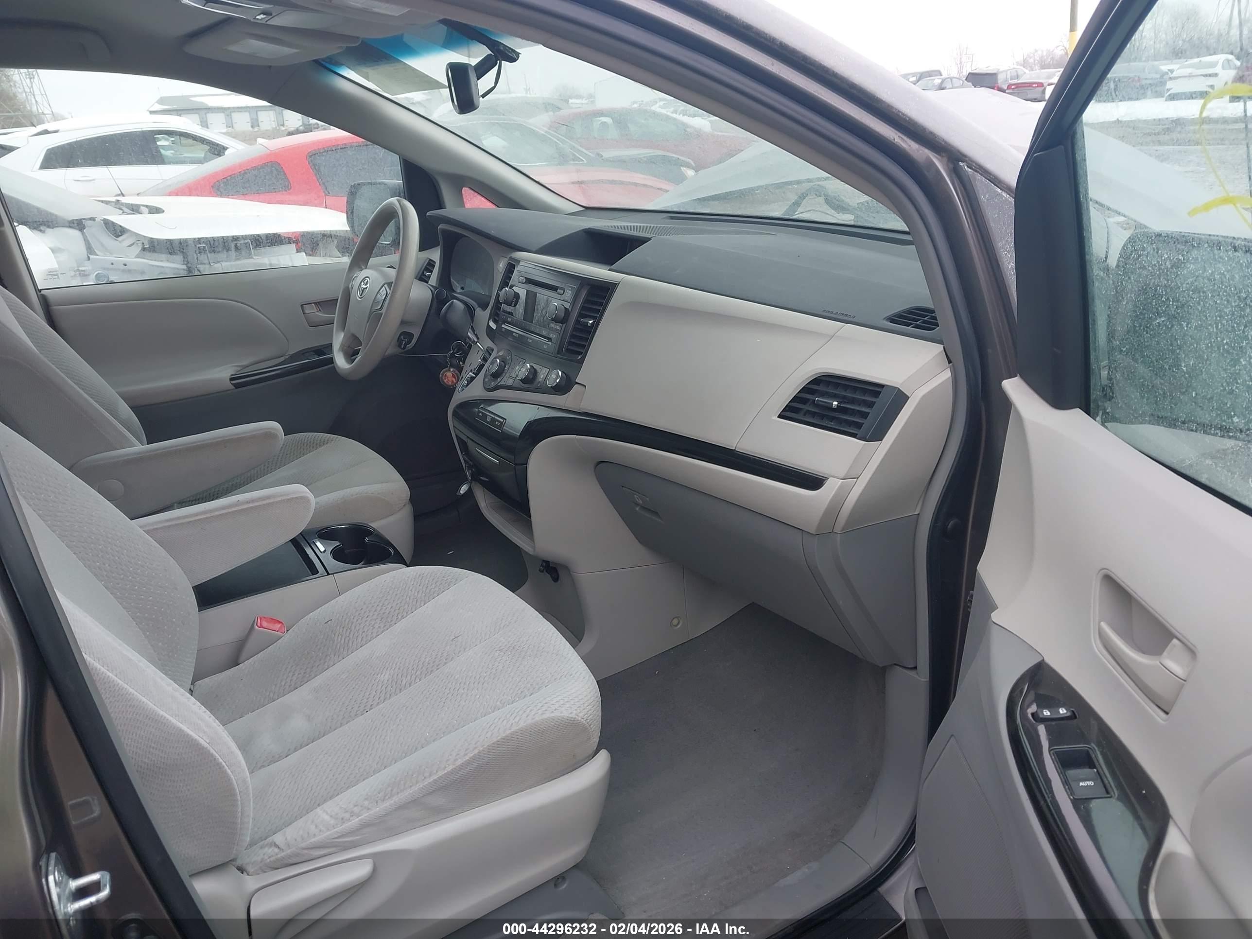 TOYOTA SIENNA image 5