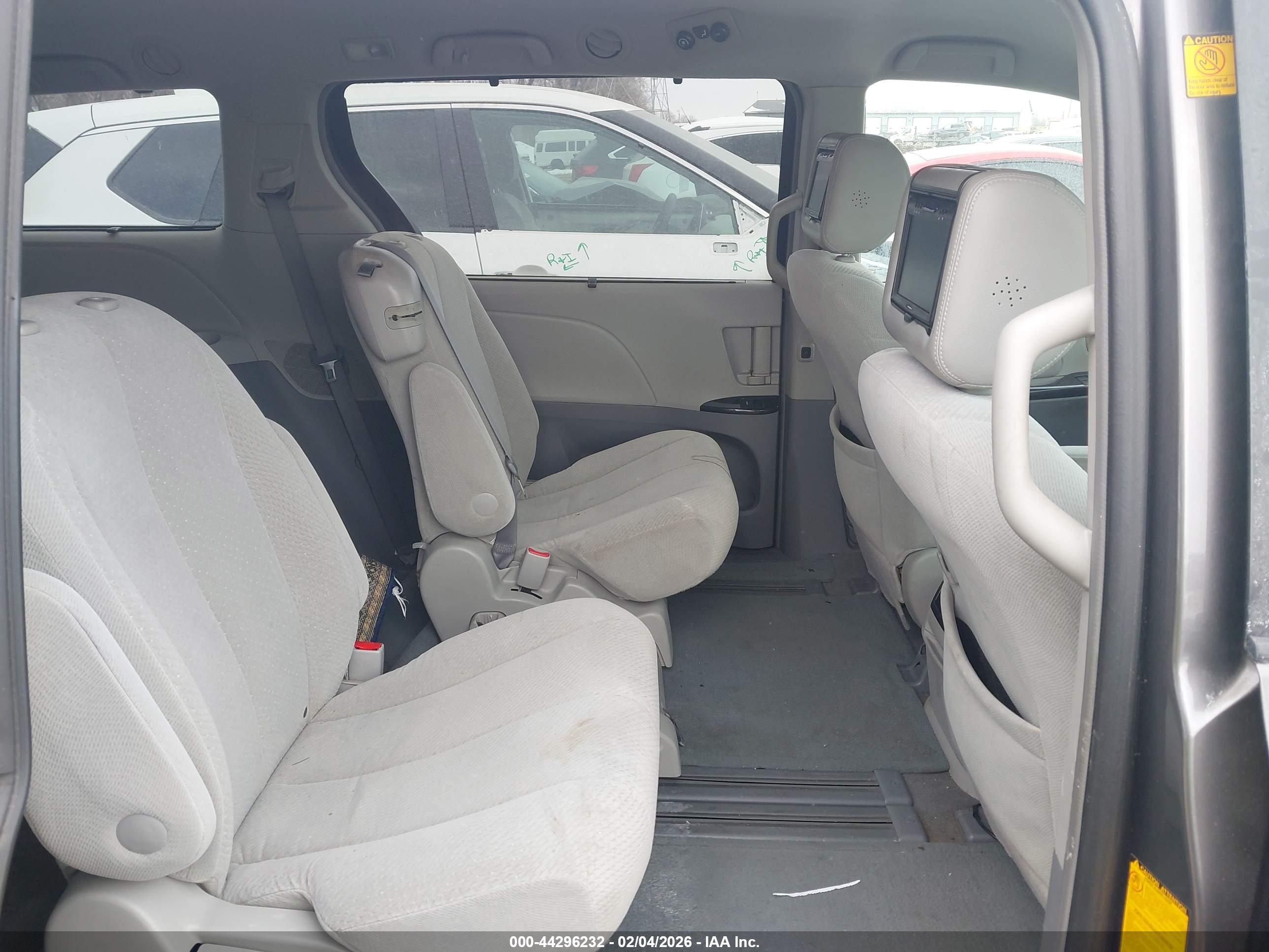 TOYOTA SIENNA image 8