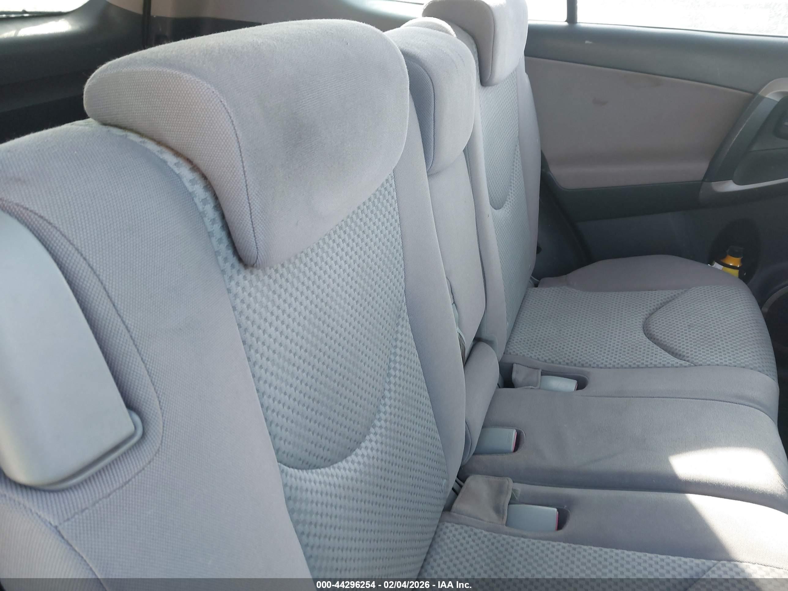 TOYOTA RAV4 image 8