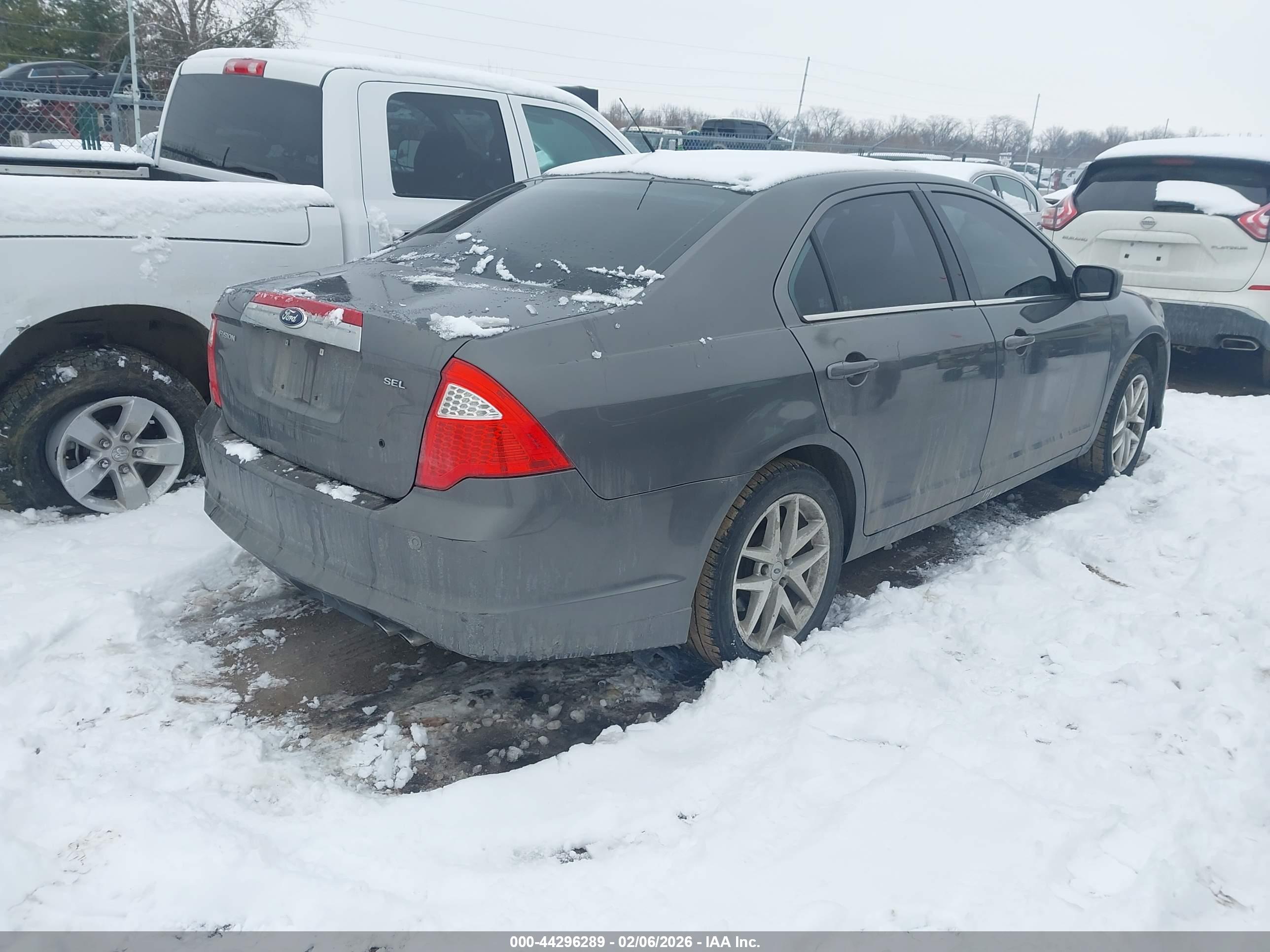 FORD FUSION image 4
