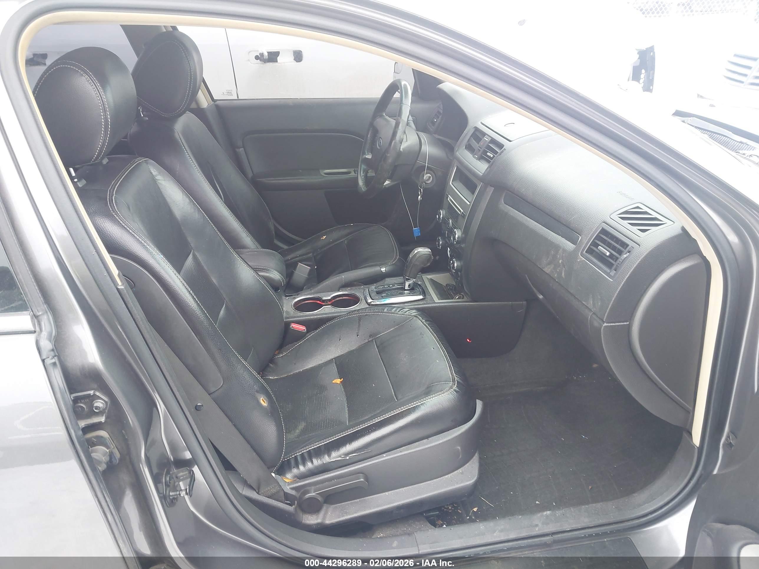 FORD FUSION image 5