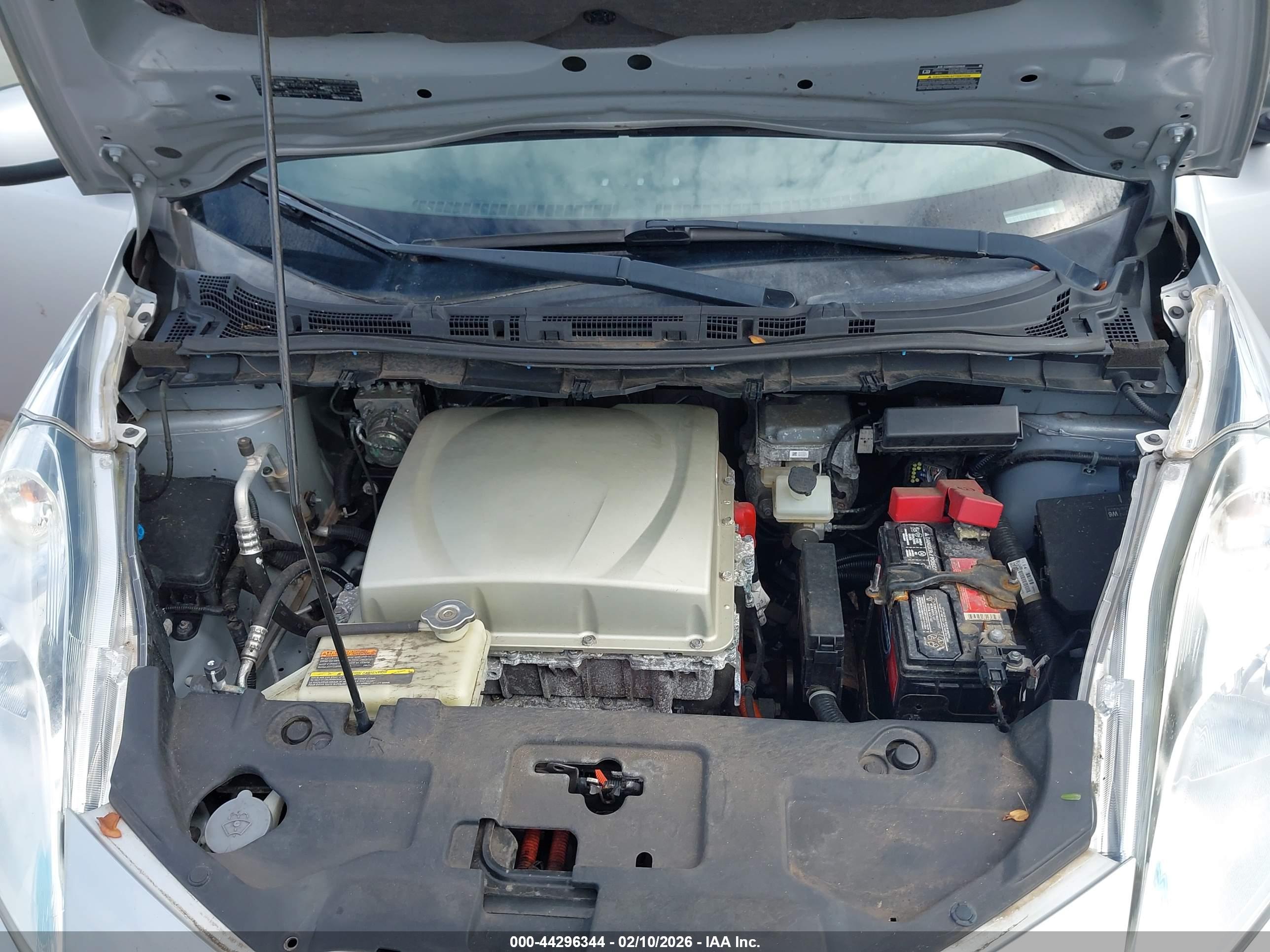 NISSAN LEAF image 10