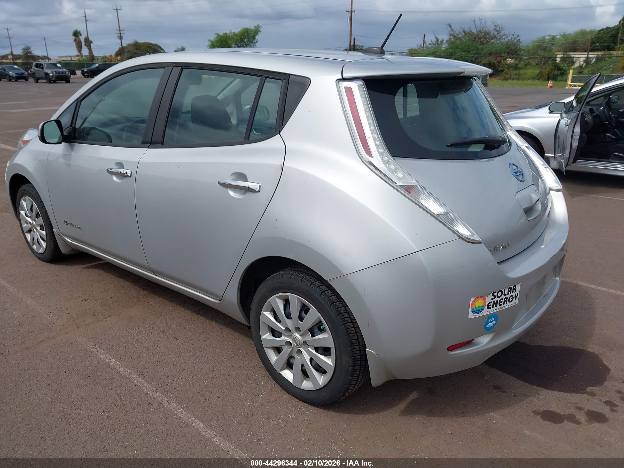 NISSAN LEAF image 3
