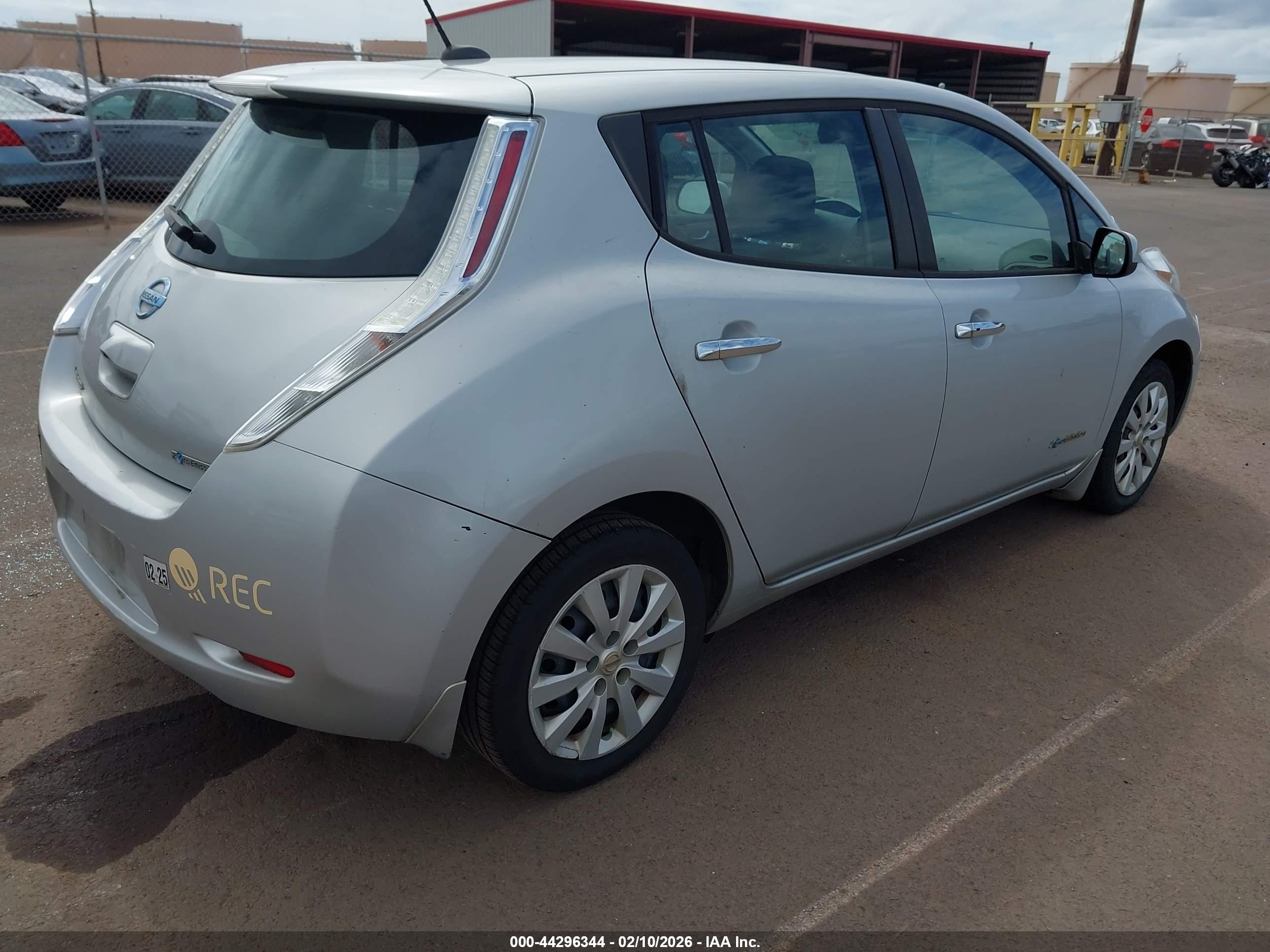 NISSAN LEAF image 4