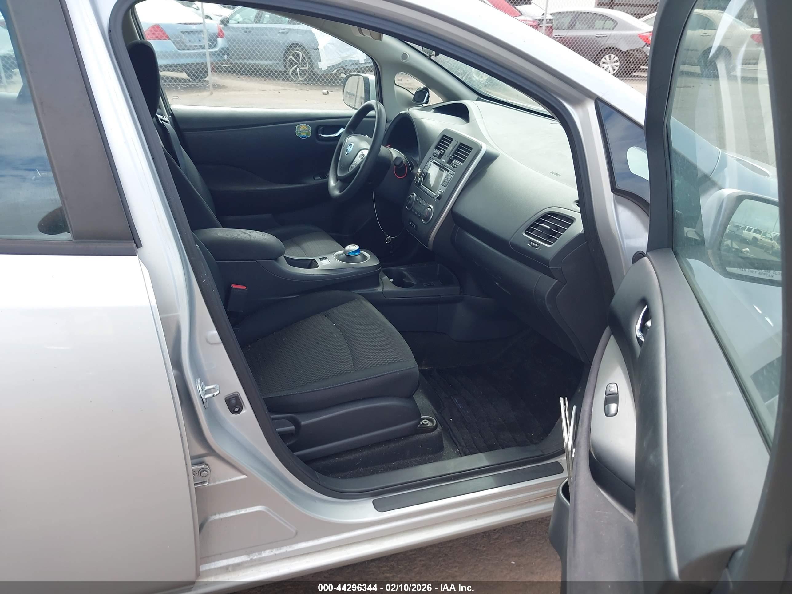 NISSAN LEAF image 5