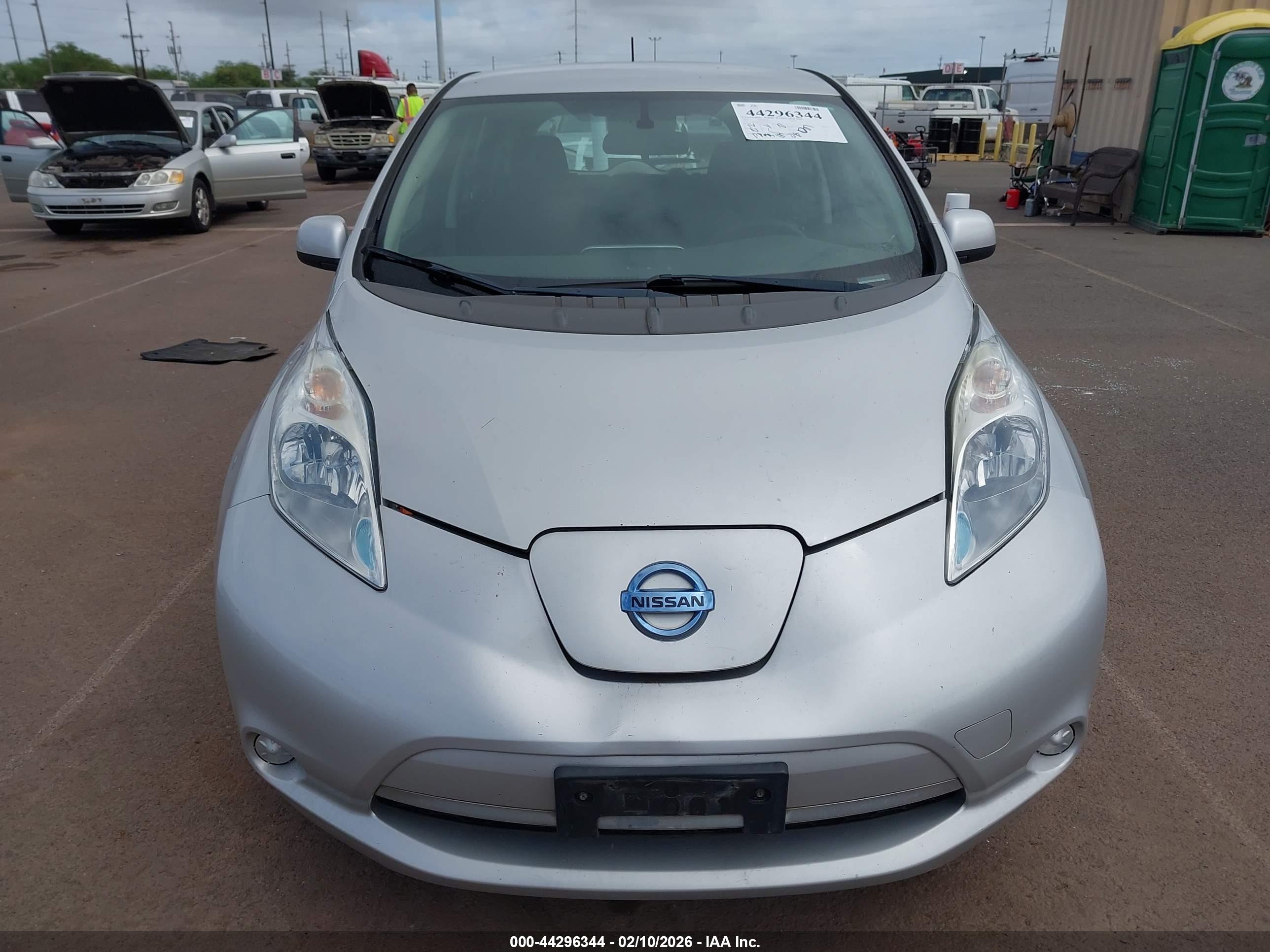 NISSAN LEAF image 6