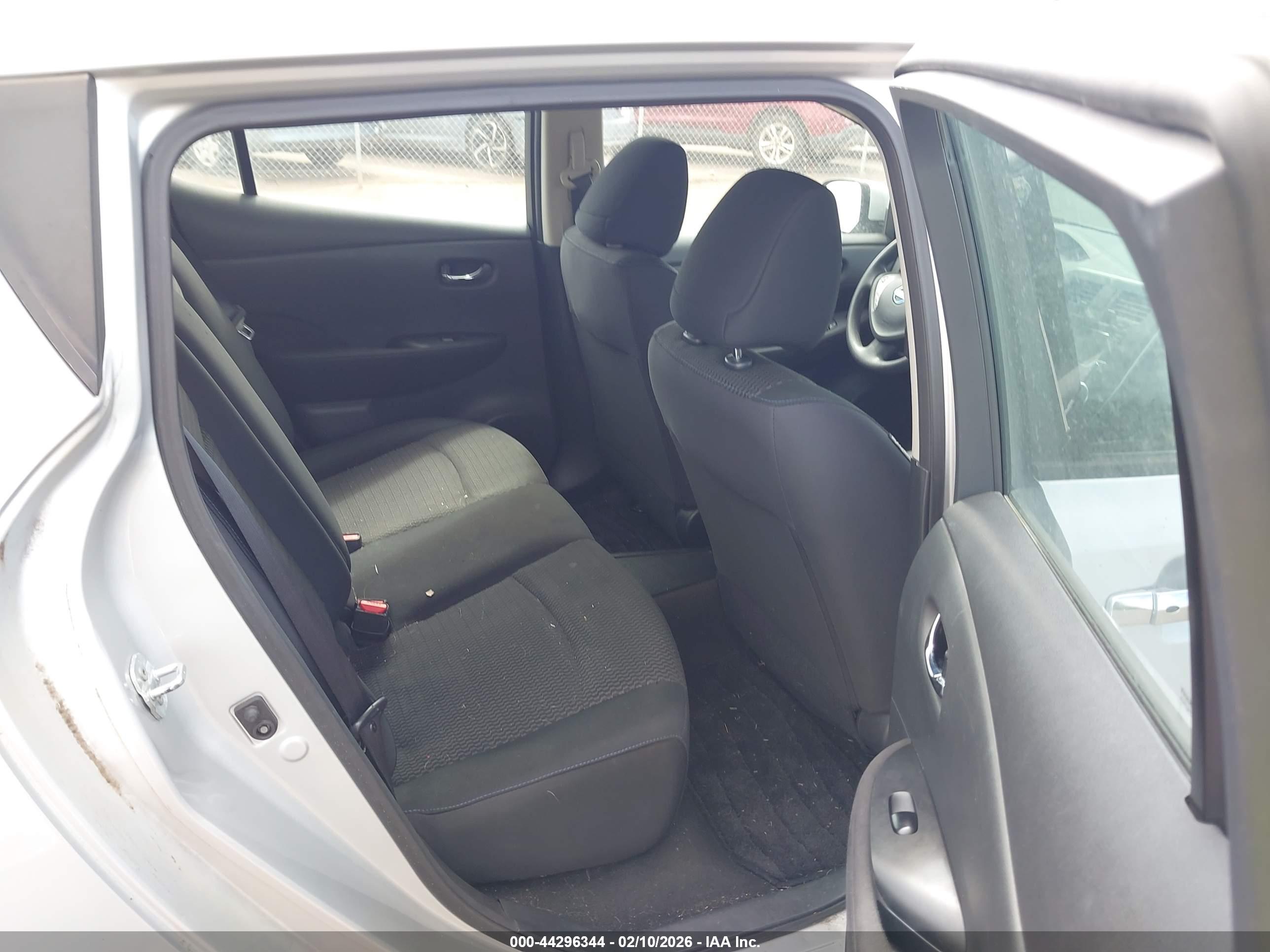 NISSAN LEAF image 8