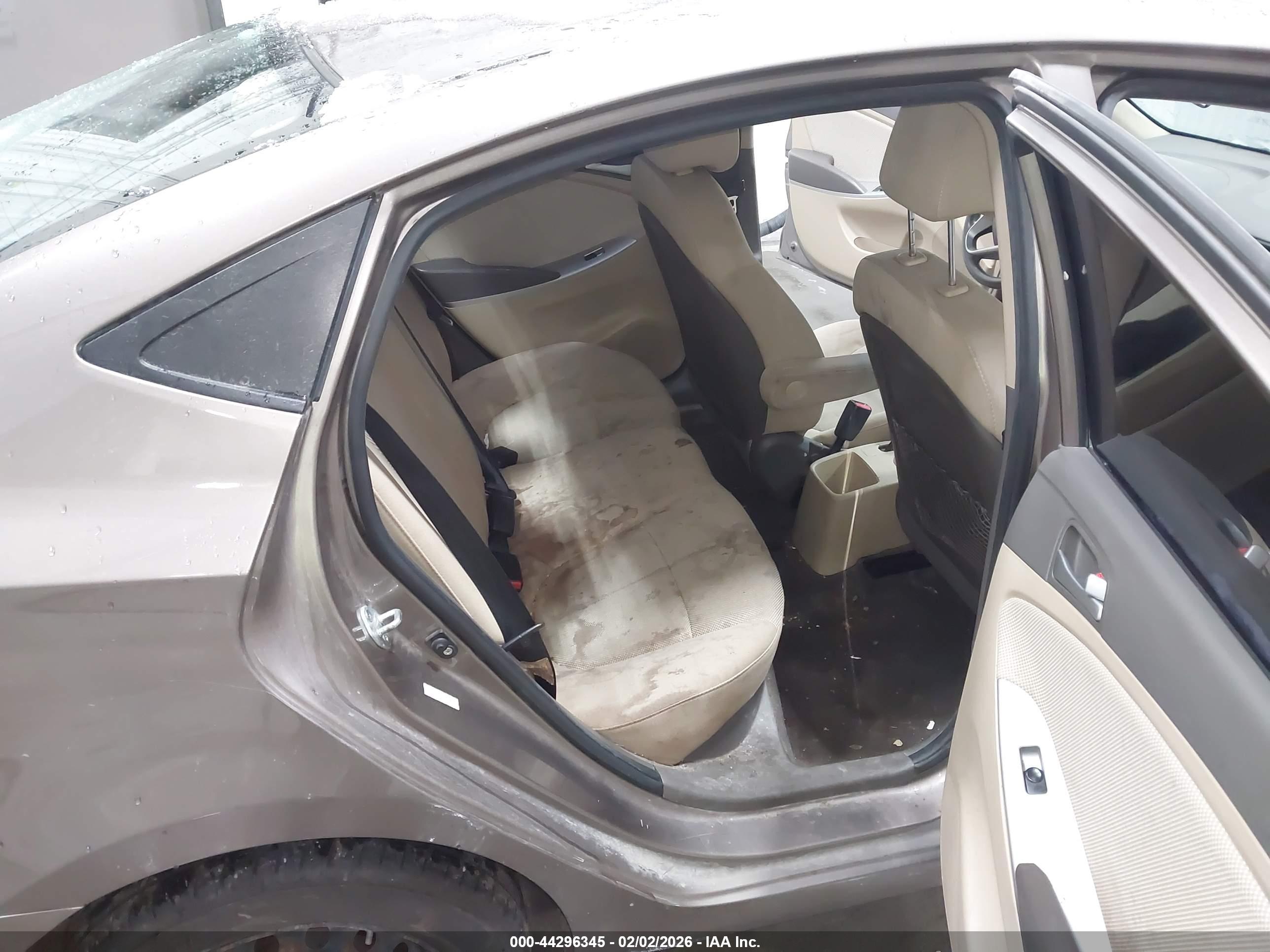 HYUNDAI ACCENT image 8