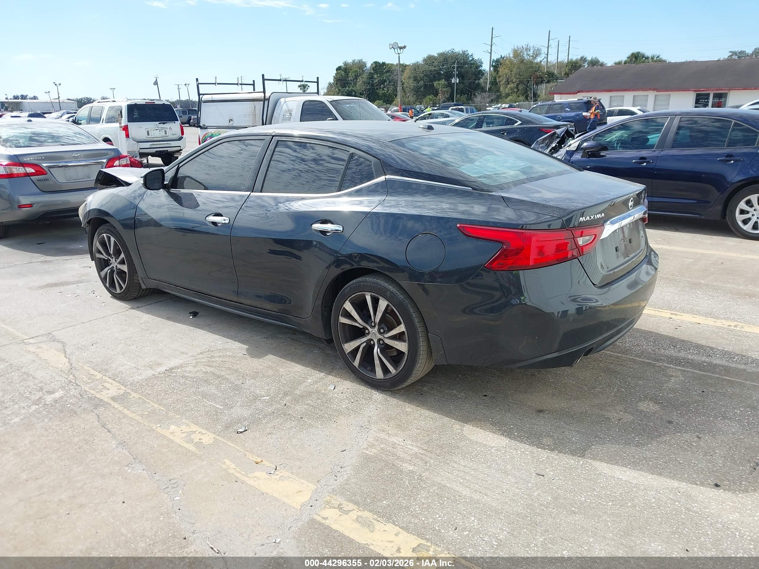 NISSAN MAXIMA image 3