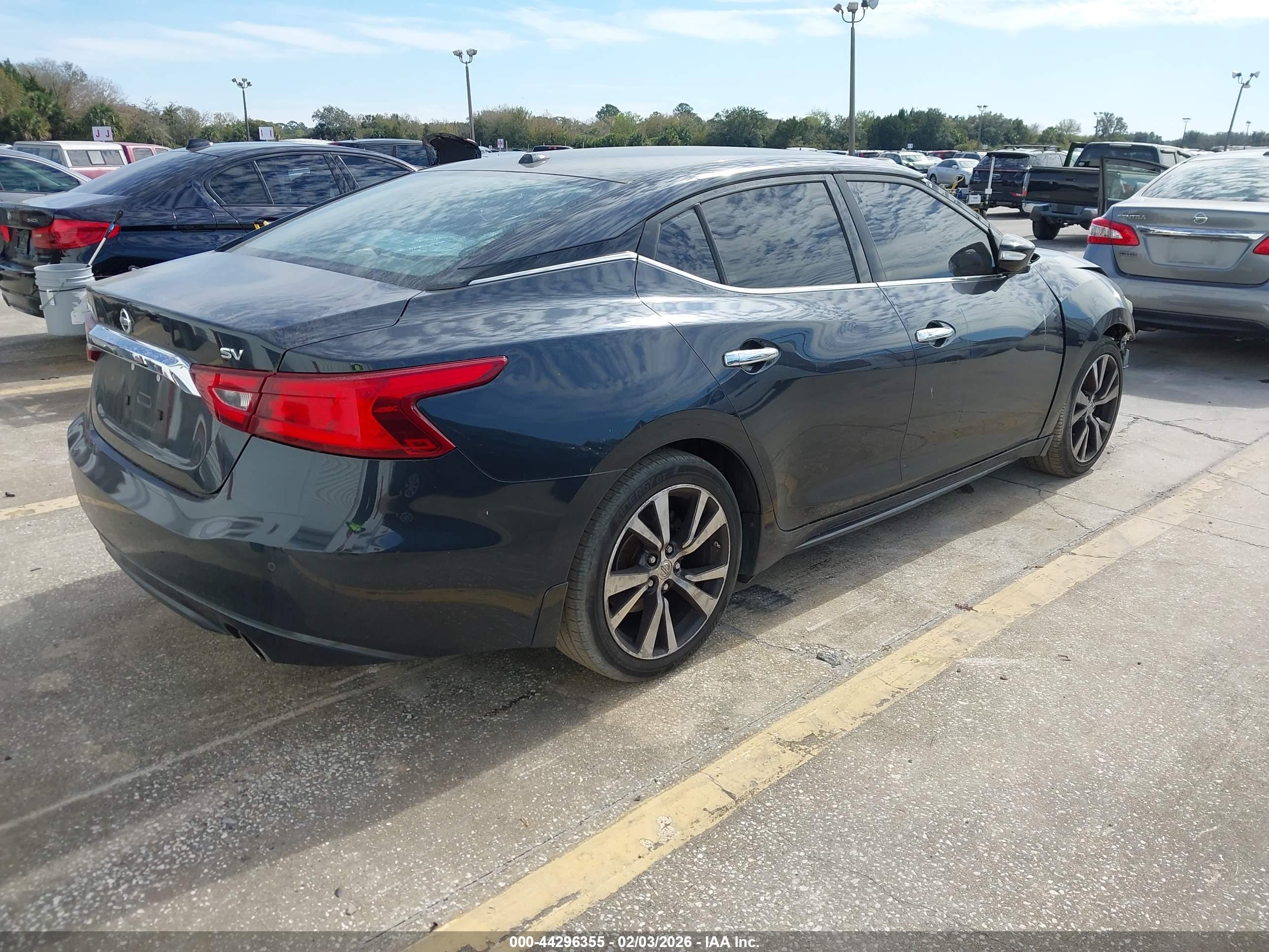 NISSAN MAXIMA image 4