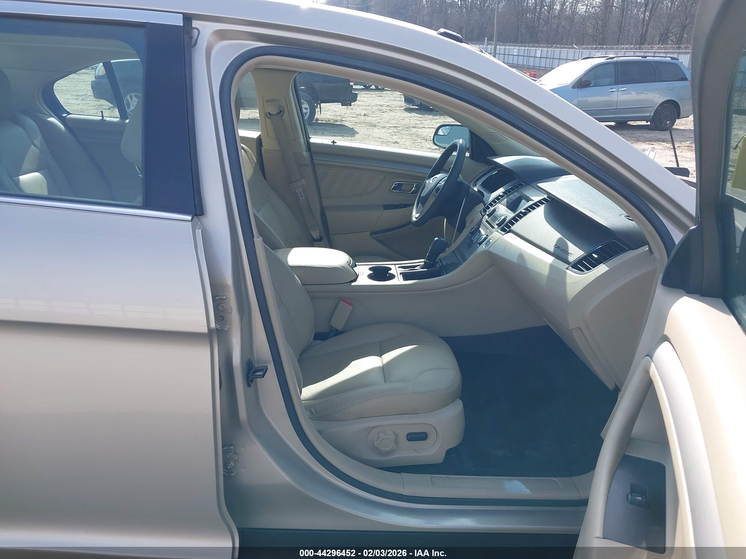 FORD TAURUS image 5