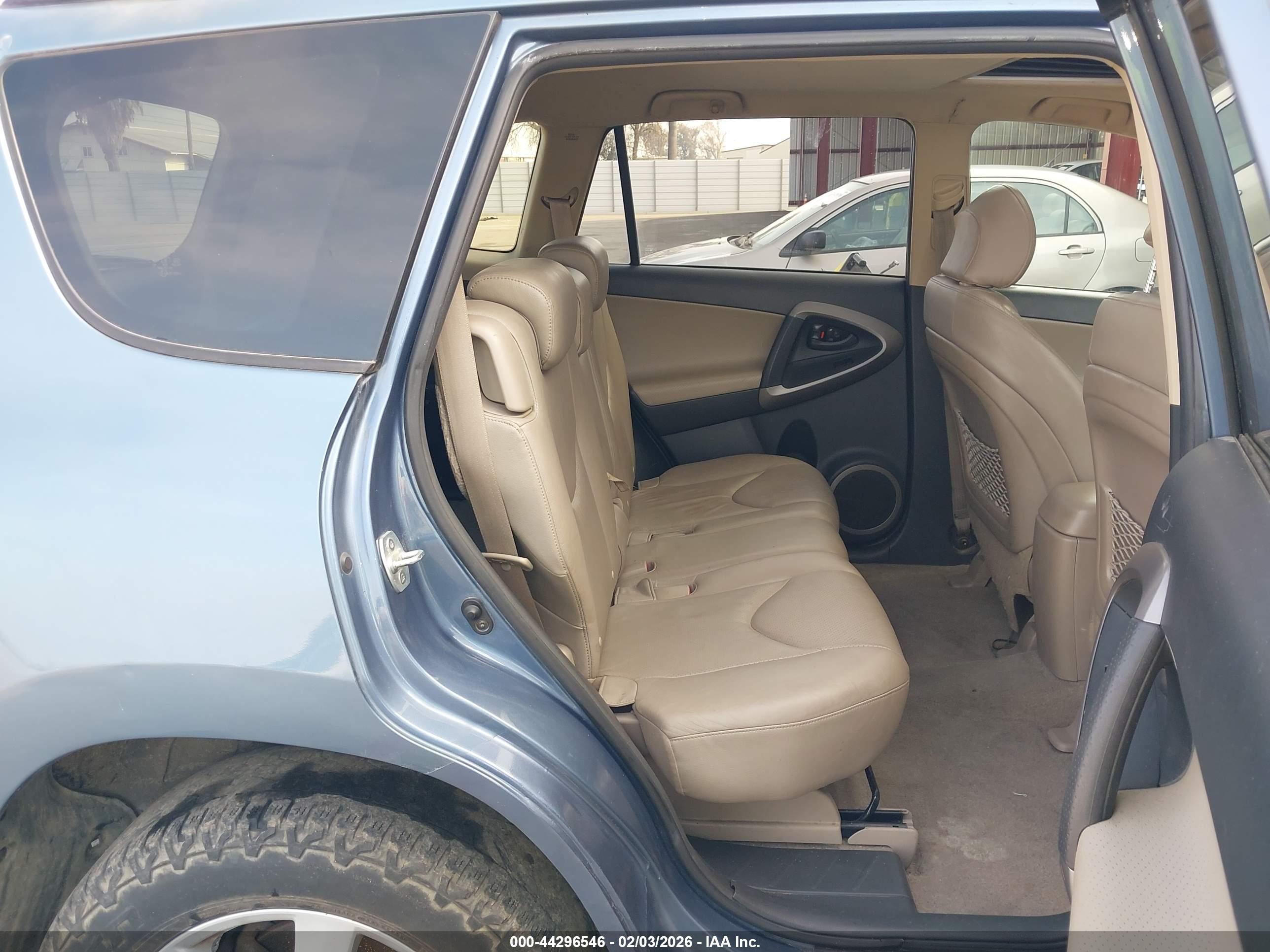 TOYOTA RAV4 image 8