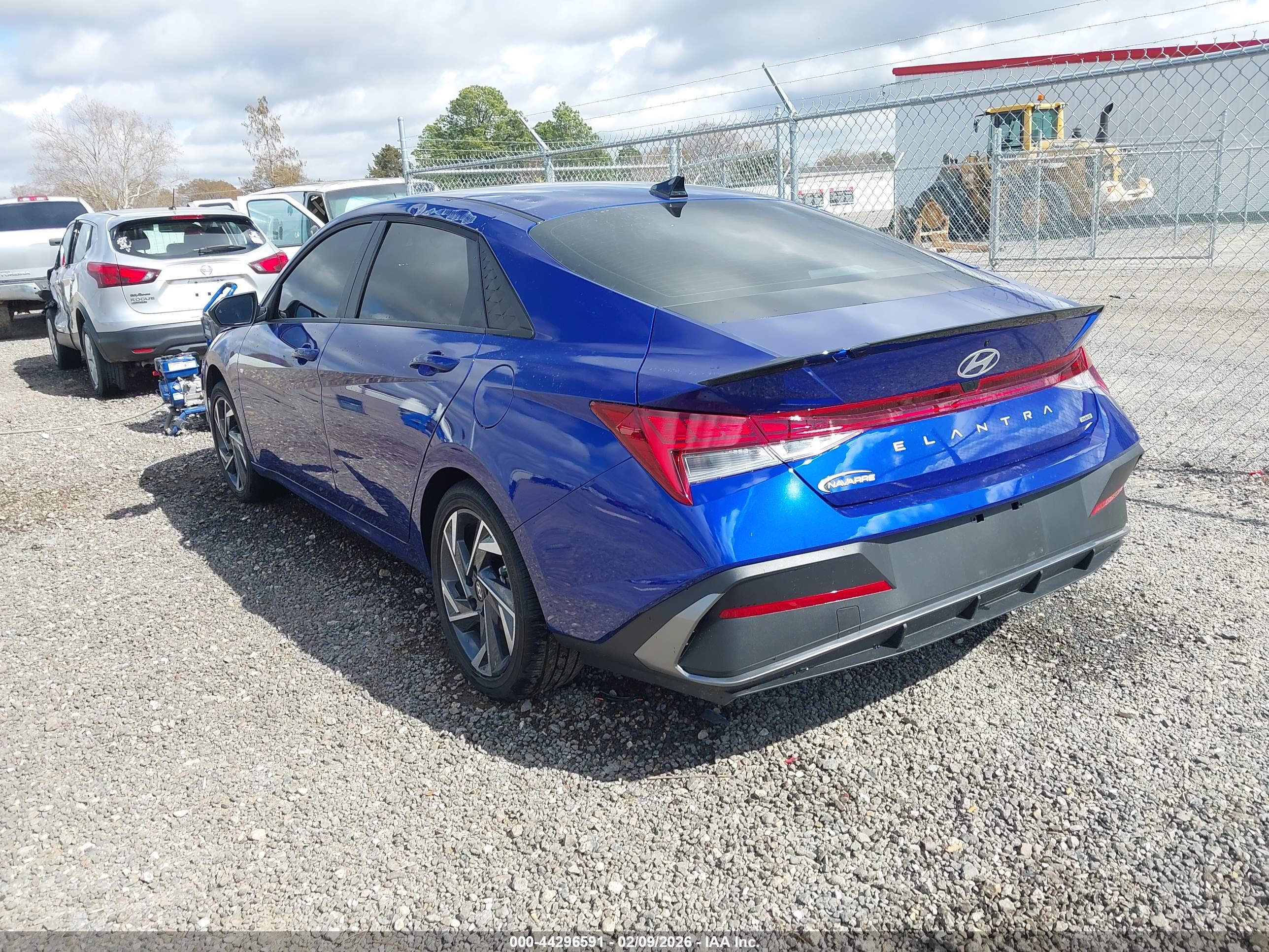 HYUNDAI ELANTRA image 3