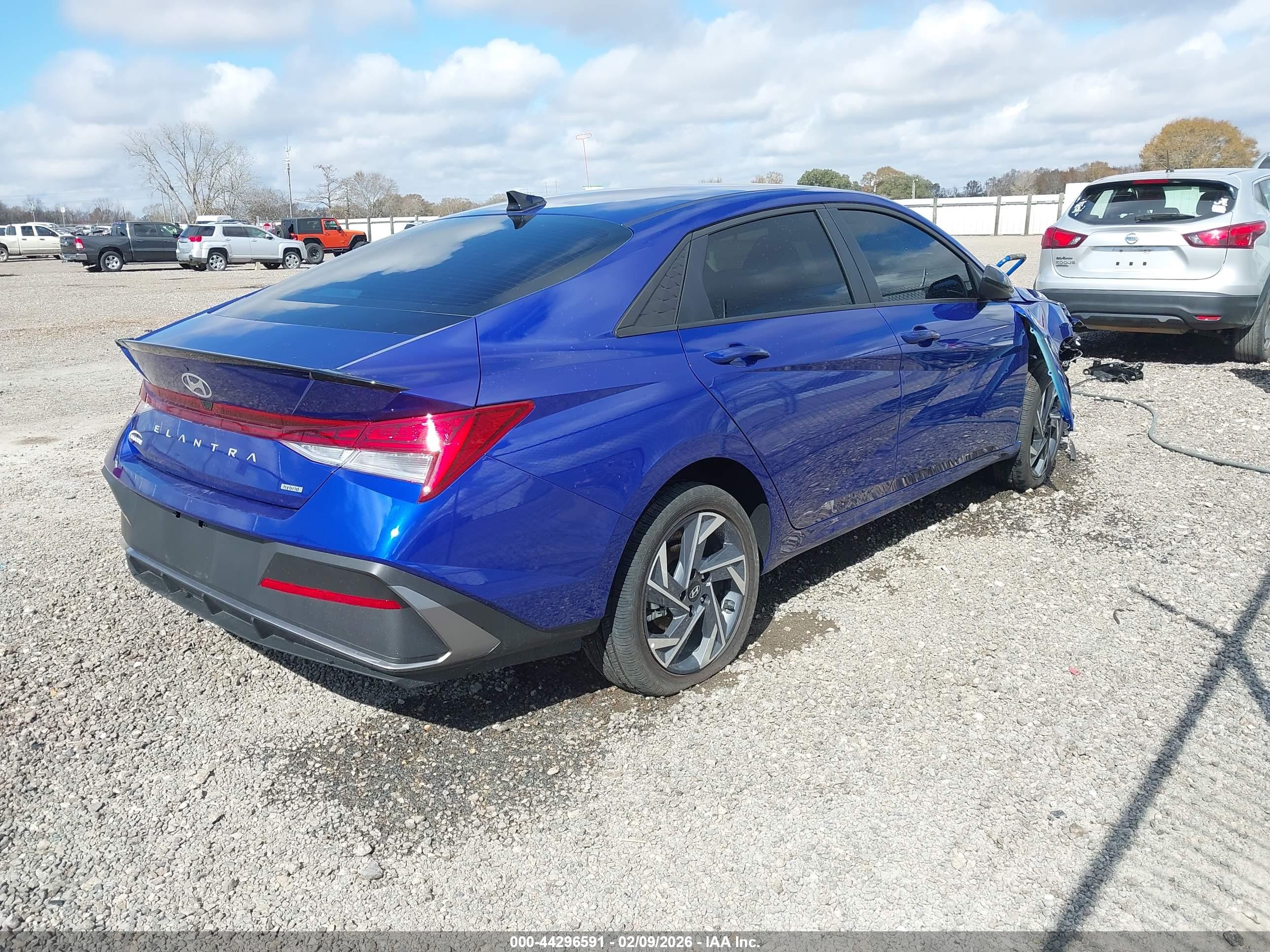 HYUNDAI ELANTRA image 4
