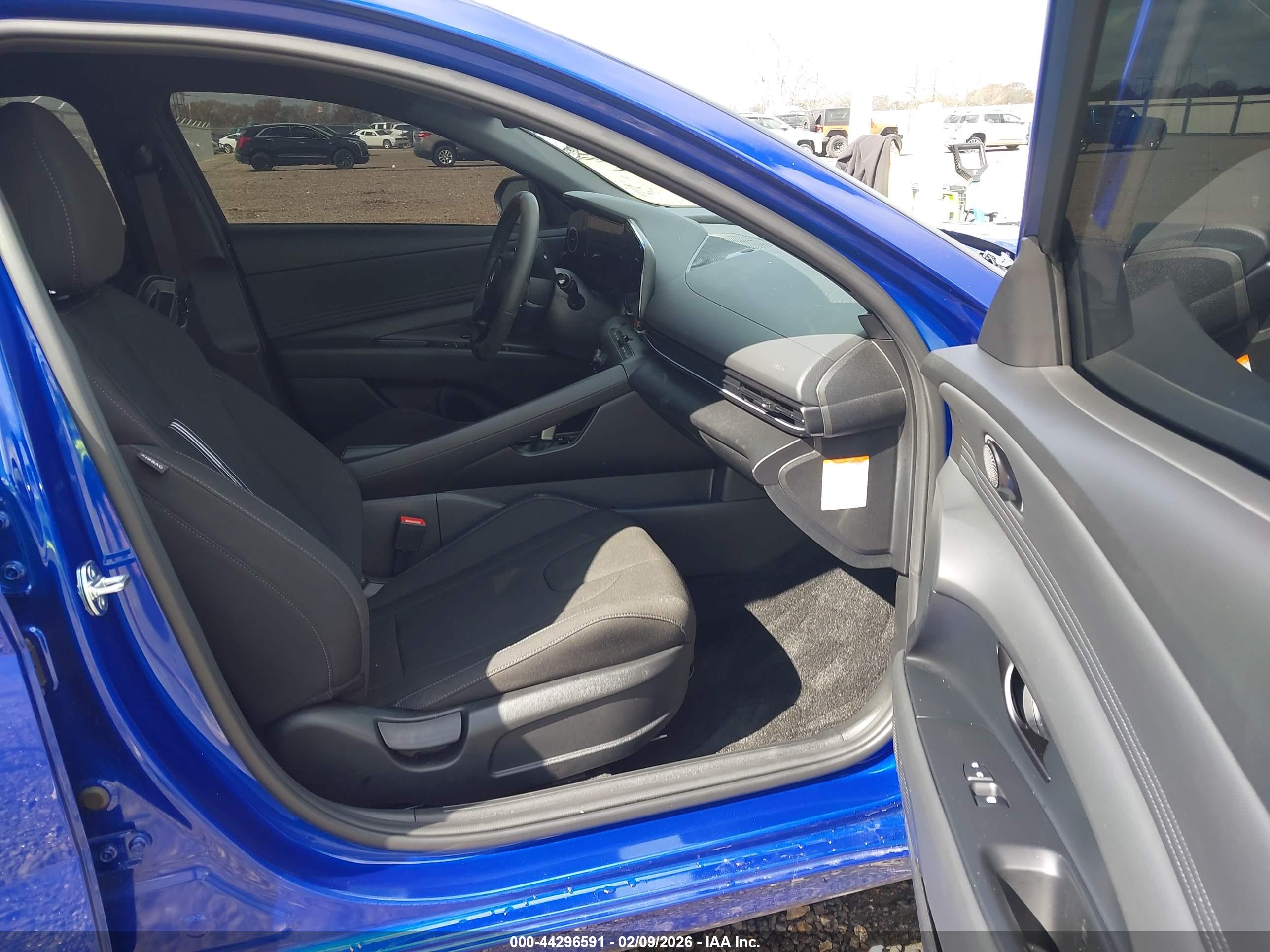 HYUNDAI ELANTRA image 5