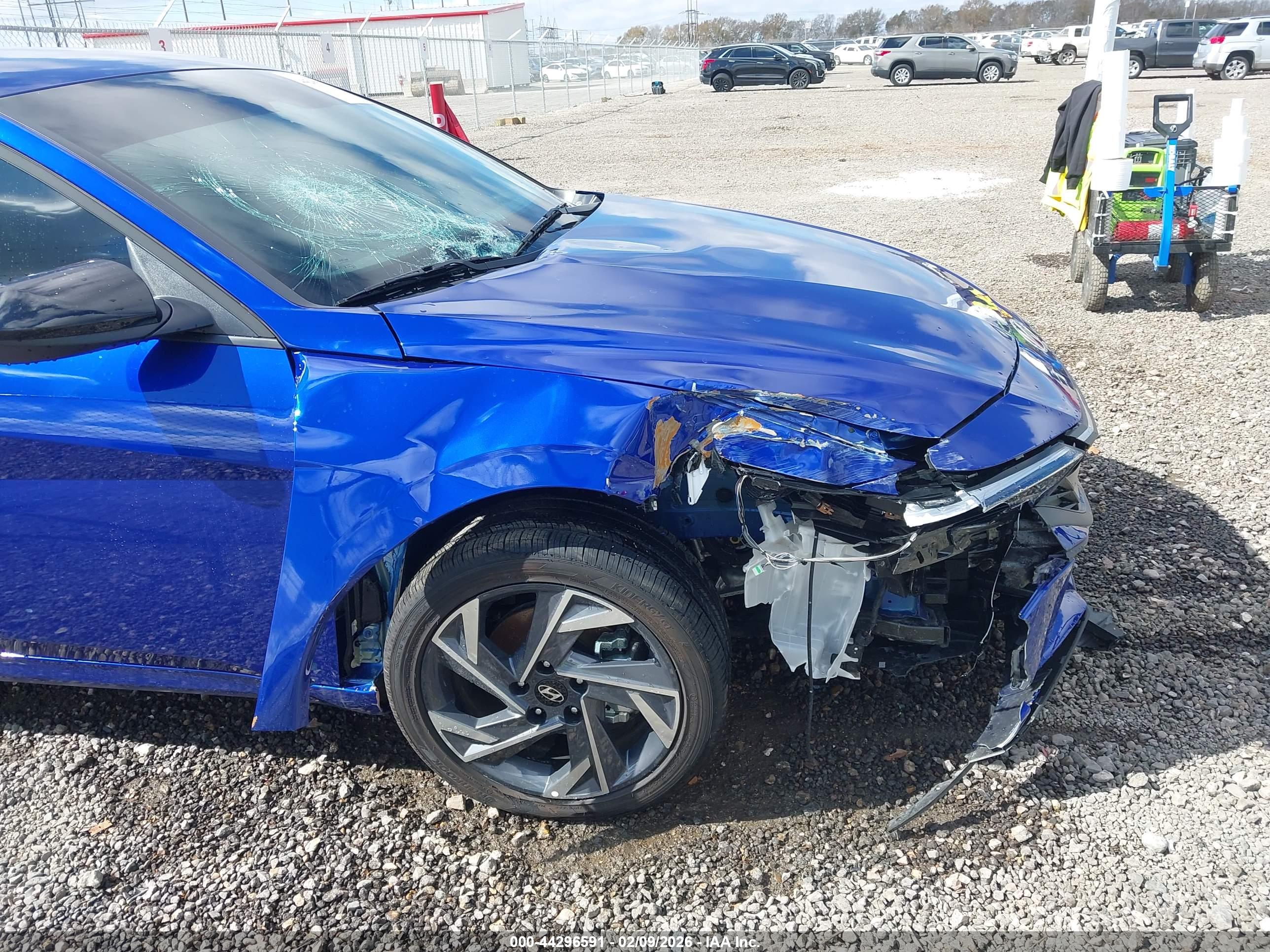 HYUNDAI ELANTRA image 6